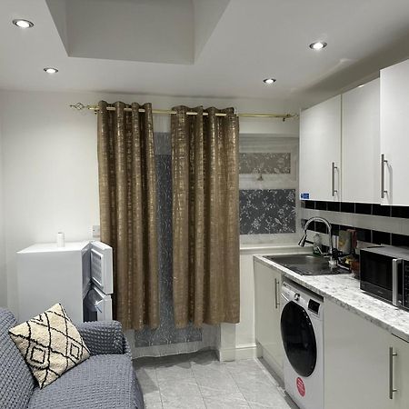 4Th Studio Flat With Private Own Bathroom A London Luxury Family Home Setup And Furnished With Double Bed Plus A Double Futon-Sofa Bed A Single Futon Bed A Baby Cot And Garden And Free Parking Buitenkant foto
