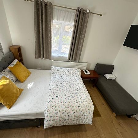 4Th Studio Flat With Private Own Bathroom A London Luxury Family Home Setup And Furnished With Double Bed Plus A Double Futon-Sofa Bed A Single Futon Bed A Baby Cot And Garden And Free Parking Buitenkant foto
