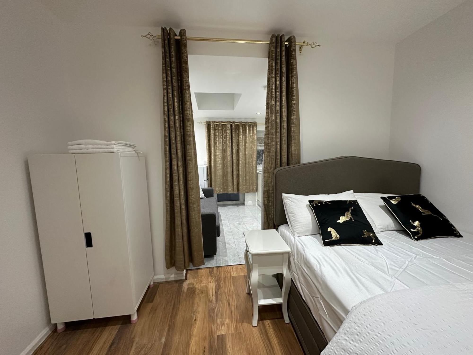 4Th Studio Flat With Private Own Bathroom A London Luxury Family Home Setup And Furnished With Double Bed Plus A Double Futon-Sofa Bed A Single Futon Bed A Baby Cot And Garden And Free Parking Buitenkant foto