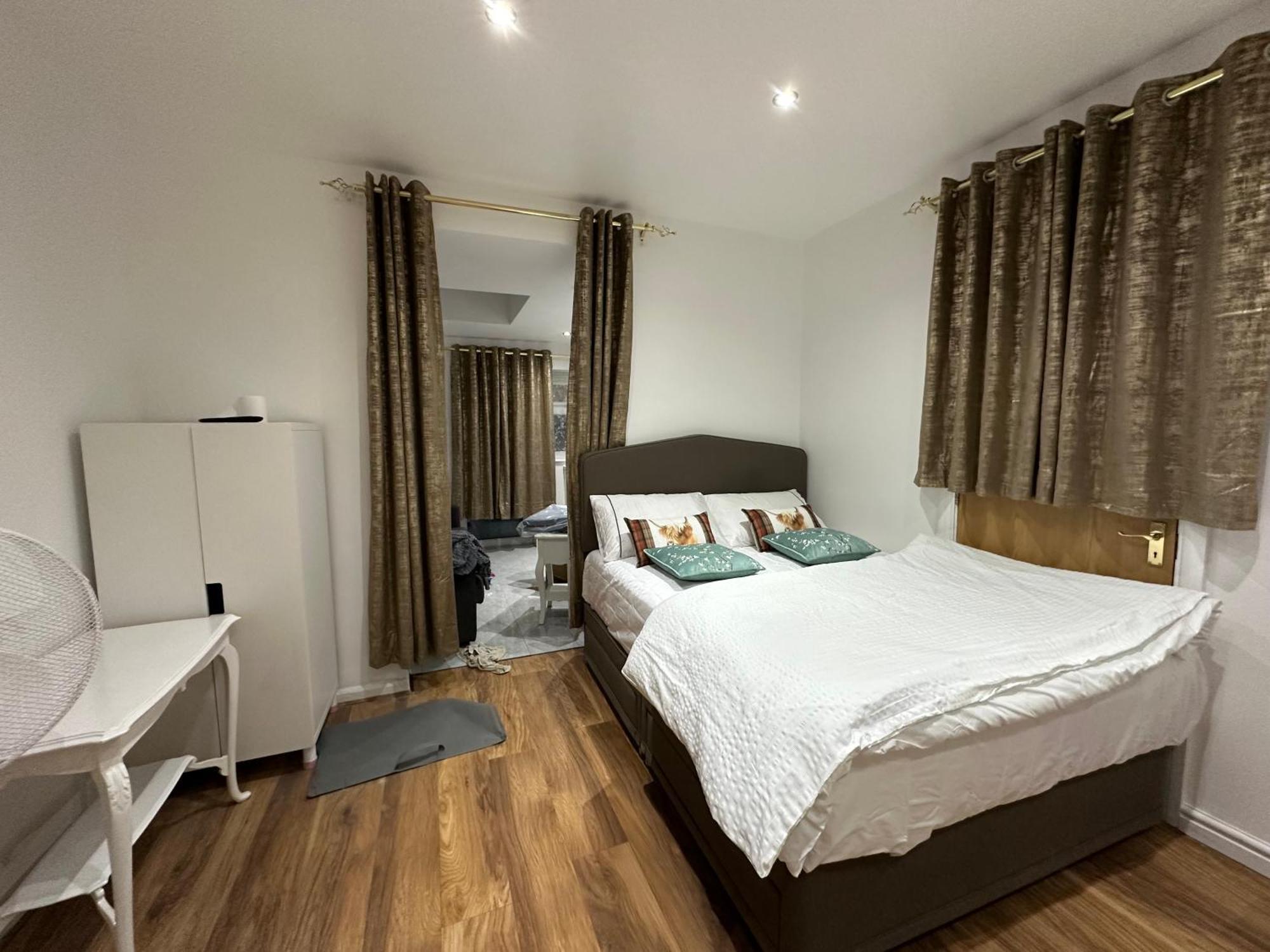 4Th Studio Flat With Private Own Bathroom A London Luxury Family Home Setup And Furnished With Double Bed Plus A Double Futon-Sofa Bed A Single Futon Bed A Baby Cot And Garden And Free Parking Buitenkant foto