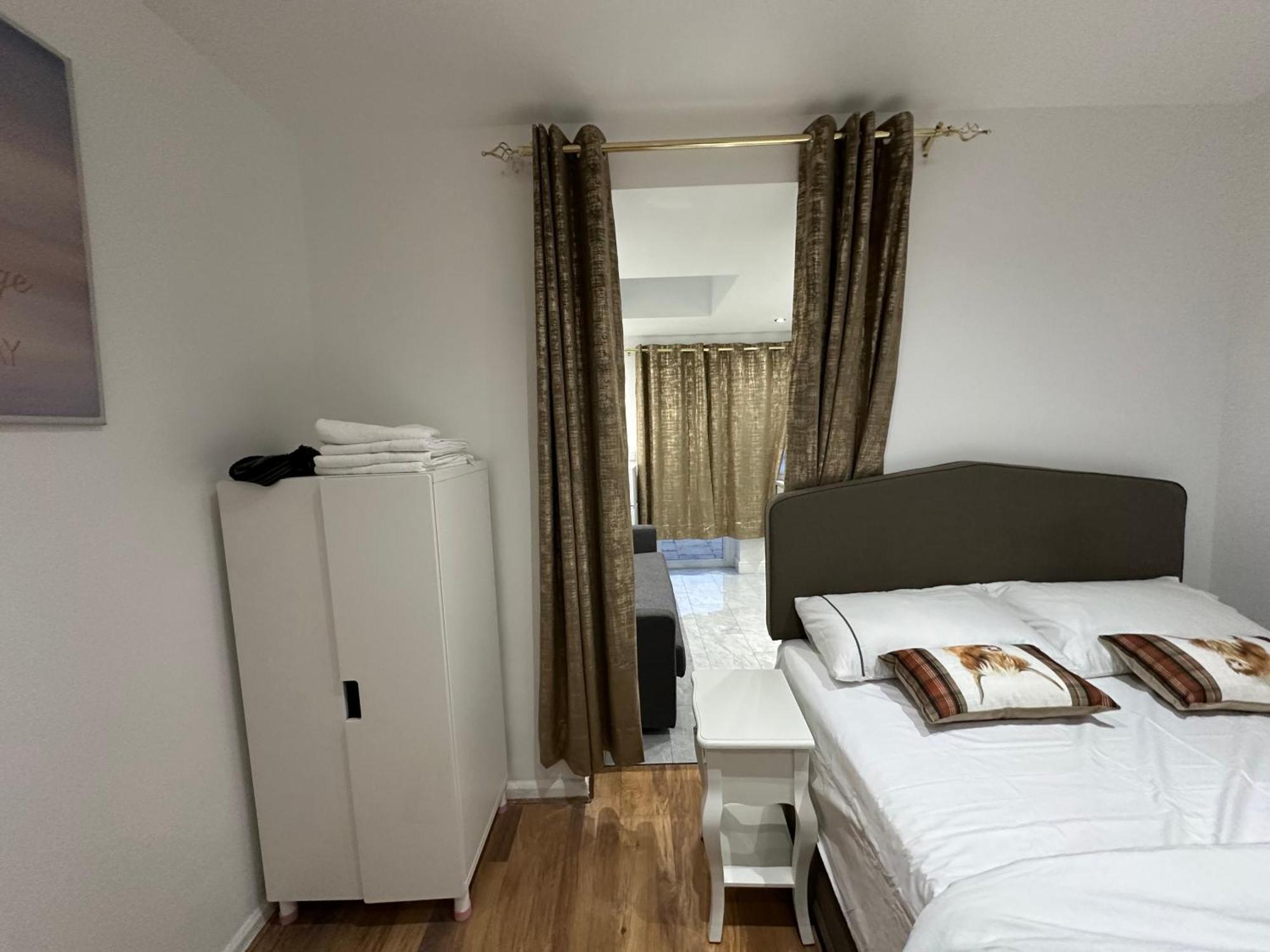 4Th Studio Flat With Private Own Bathroom A London Luxury Family Home Setup And Furnished With Double Bed Plus A Double Futon-Sofa Bed A Single Futon Bed A Baby Cot And Garden And Free Parking Buitenkant foto