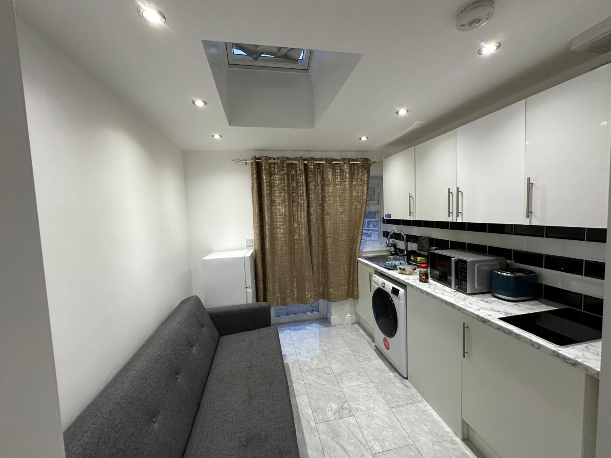 4Th Studio Flat With Private Own Bathroom A London Luxury Family Home Setup And Furnished With Double Bed Plus A Double Futon-Sofa Bed A Single Futon Bed A Baby Cot And Garden And Free Parking Buitenkant foto