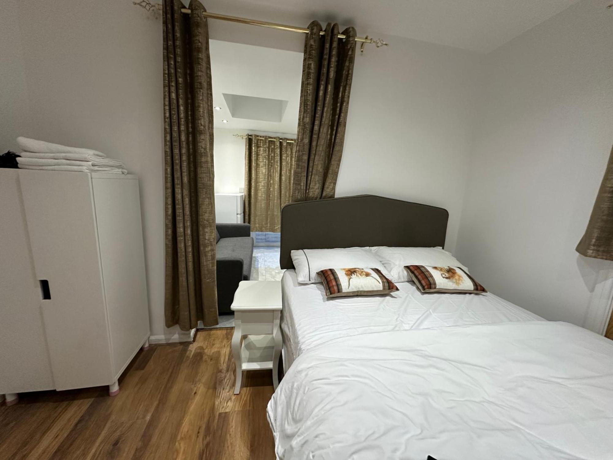 4Th Studio Flat With Private Own Bathroom A London Luxury Family Home Setup And Furnished With Double Bed Plus A Double Futon-Sofa Bed A Single Futon Bed A Baby Cot And Garden And Free Parking Buitenkant foto