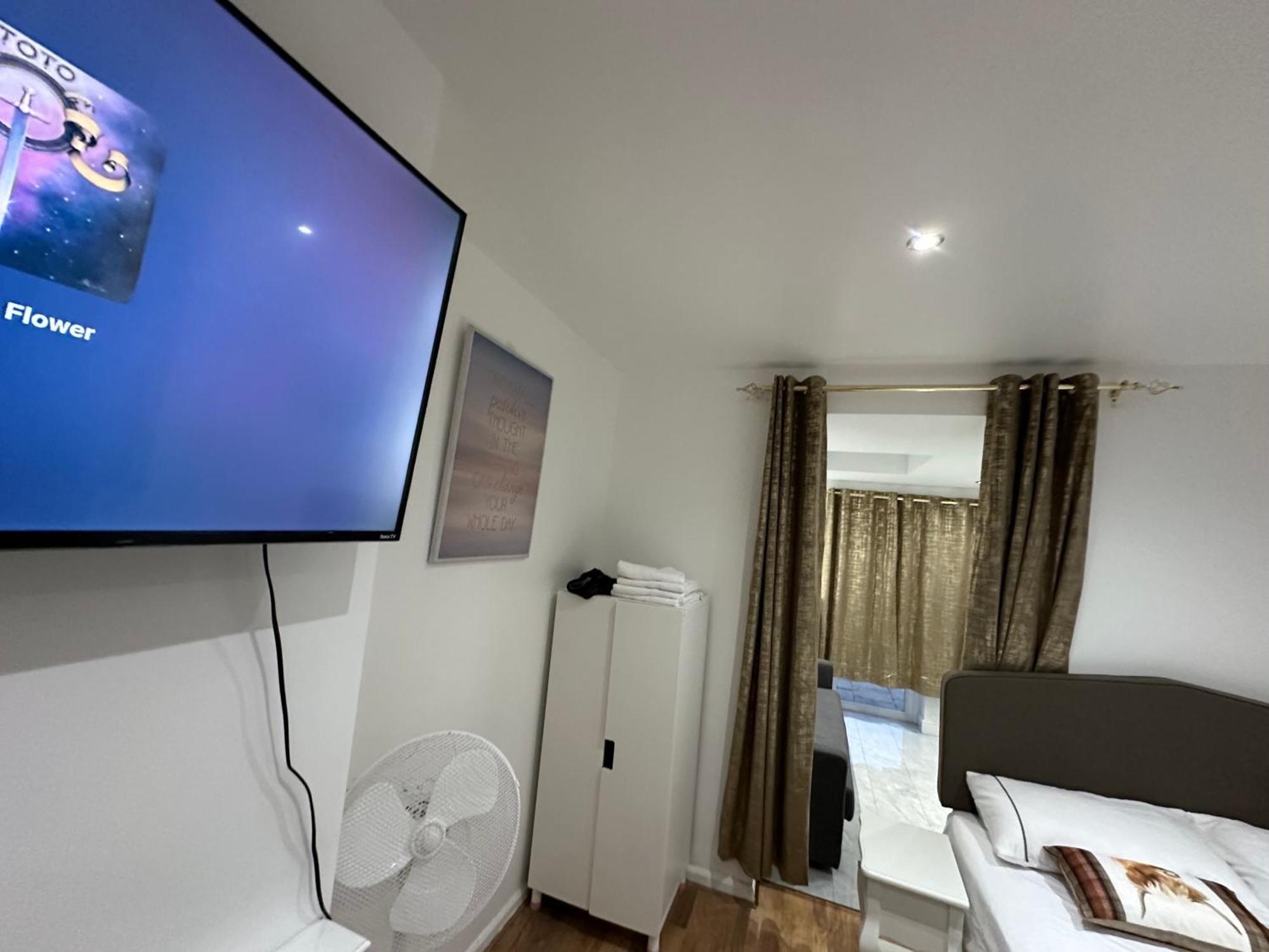 4Th Studio Flat With Private Own Bathroom A London Luxury Family Home Setup And Furnished With Double Bed Plus A Double Futon-Sofa Bed A Single Futon Bed A Baby Cot And Garden And Free Parking Buitenkant foto