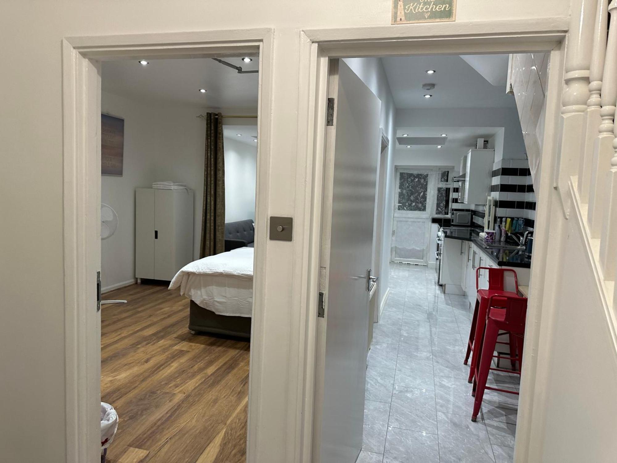 4Th Studio Flat With Private Own Bathroom A London Luxury Family Home Setup And Furnished With Double Bed Plus A Double Futon-Sofa Bed A Single Futon Bed A Baby Cot And Garden And Free Parking Buitenkant foto