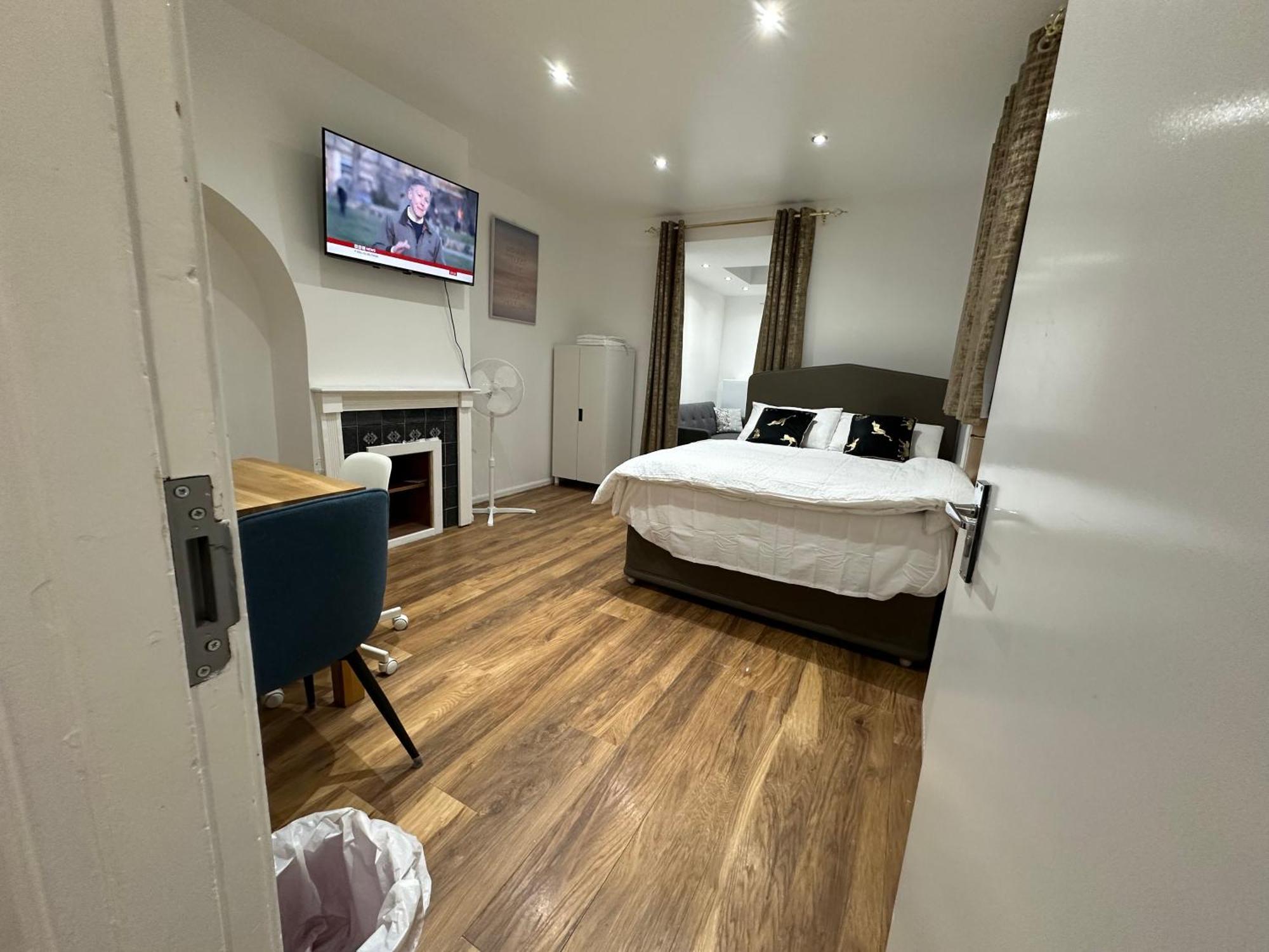 4Th Studio Flat With Private Own Bathroom A London Luxury Family Home Setup And Furnished With Double Bed Plus A Double Futon-Sofa Bed A Single Futon Bed A Baby Cot And Garden And Free Parking Buitenkant foto