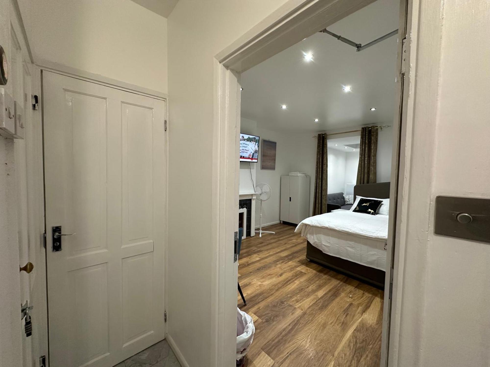4Th Studio Flat With Private Own Bathroom A London Luxury Family Home Setup And Furnished With Double Bed Plus A Double Futon-Sofa Bed A Single Futon Bed A Baby Cot And Garden And Free Parking Buitenkant foto