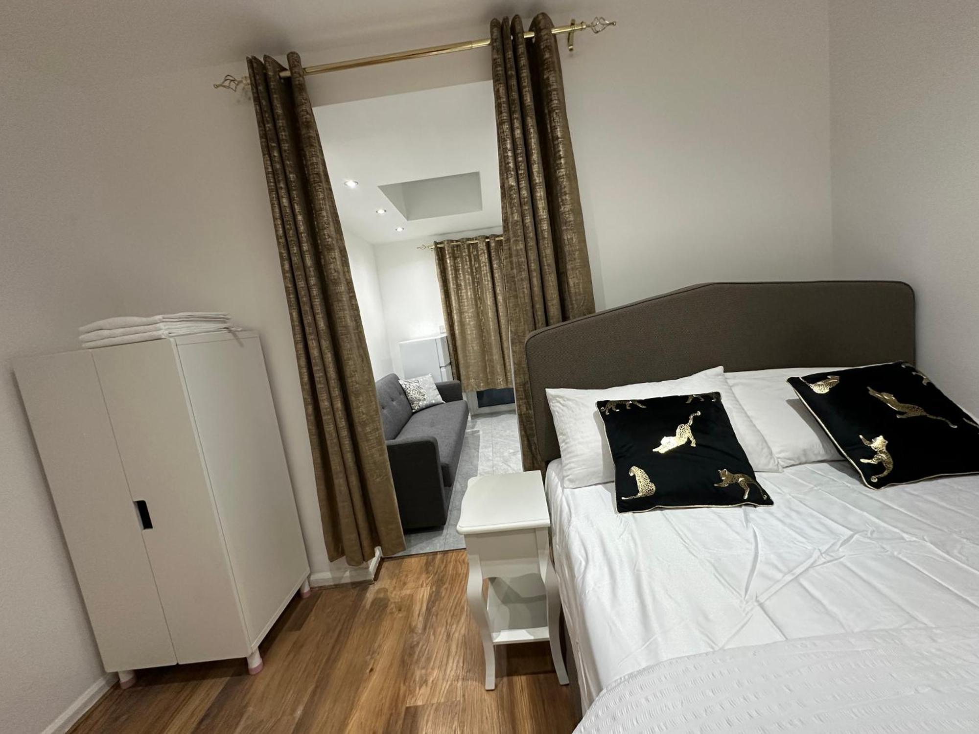 4Th Studio Flat With Private Own Bathroom A London Luxury Family Home Setup And Furnished With Double Bed Plus A Double Futon-Sofa Bed A Single Futon Bed A Baby Cot And Garden And Free Parking Buitenkant foto