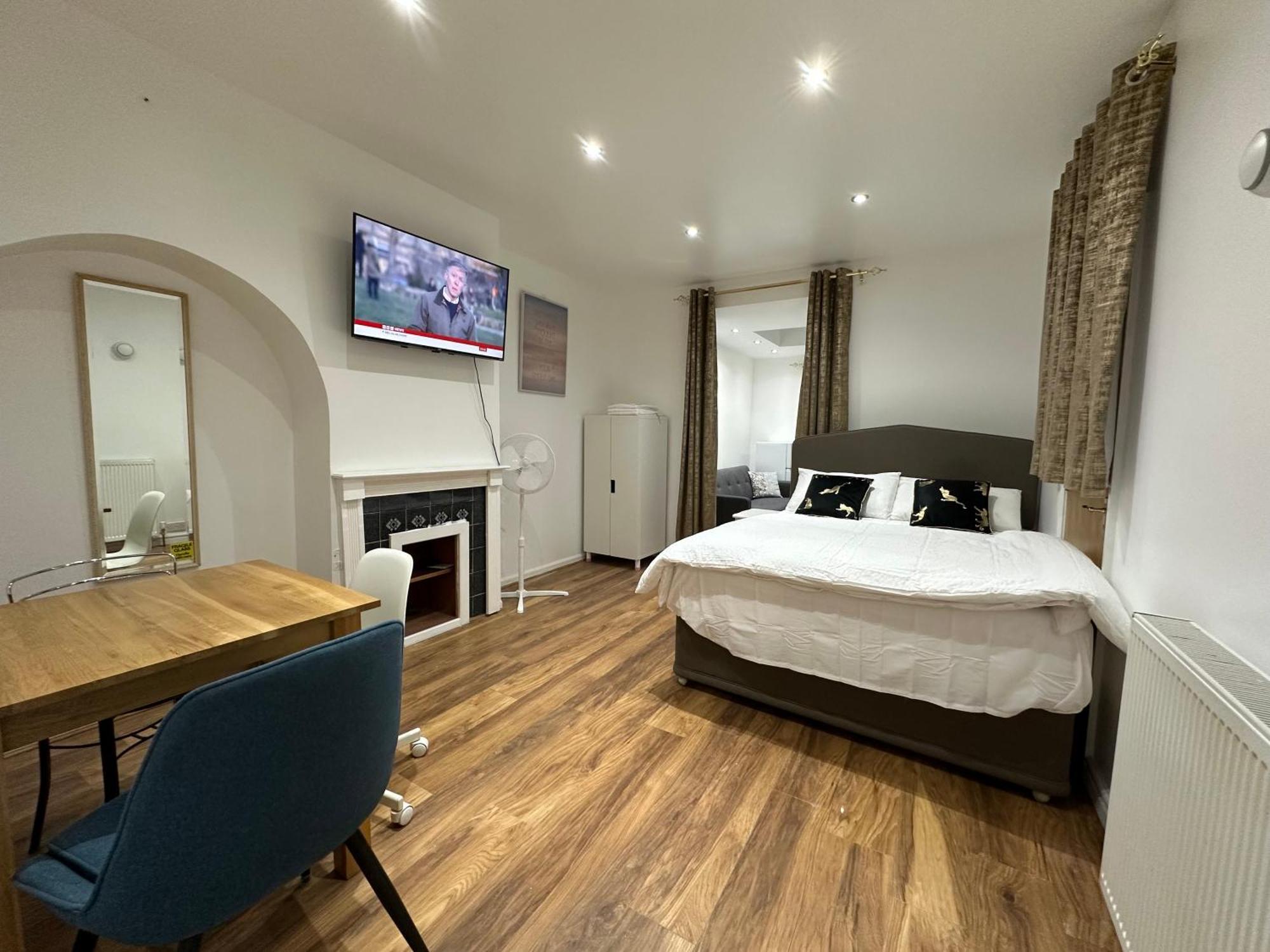 4Th Studio Flat With Private Own Bathroom A London Luxury Family Home Setup And Furnished With Double Bed Plus A Double Futon-Sofa Bed A Single Futon Bed A Baby Cot And Garden And Free Parking Buitenkant foto