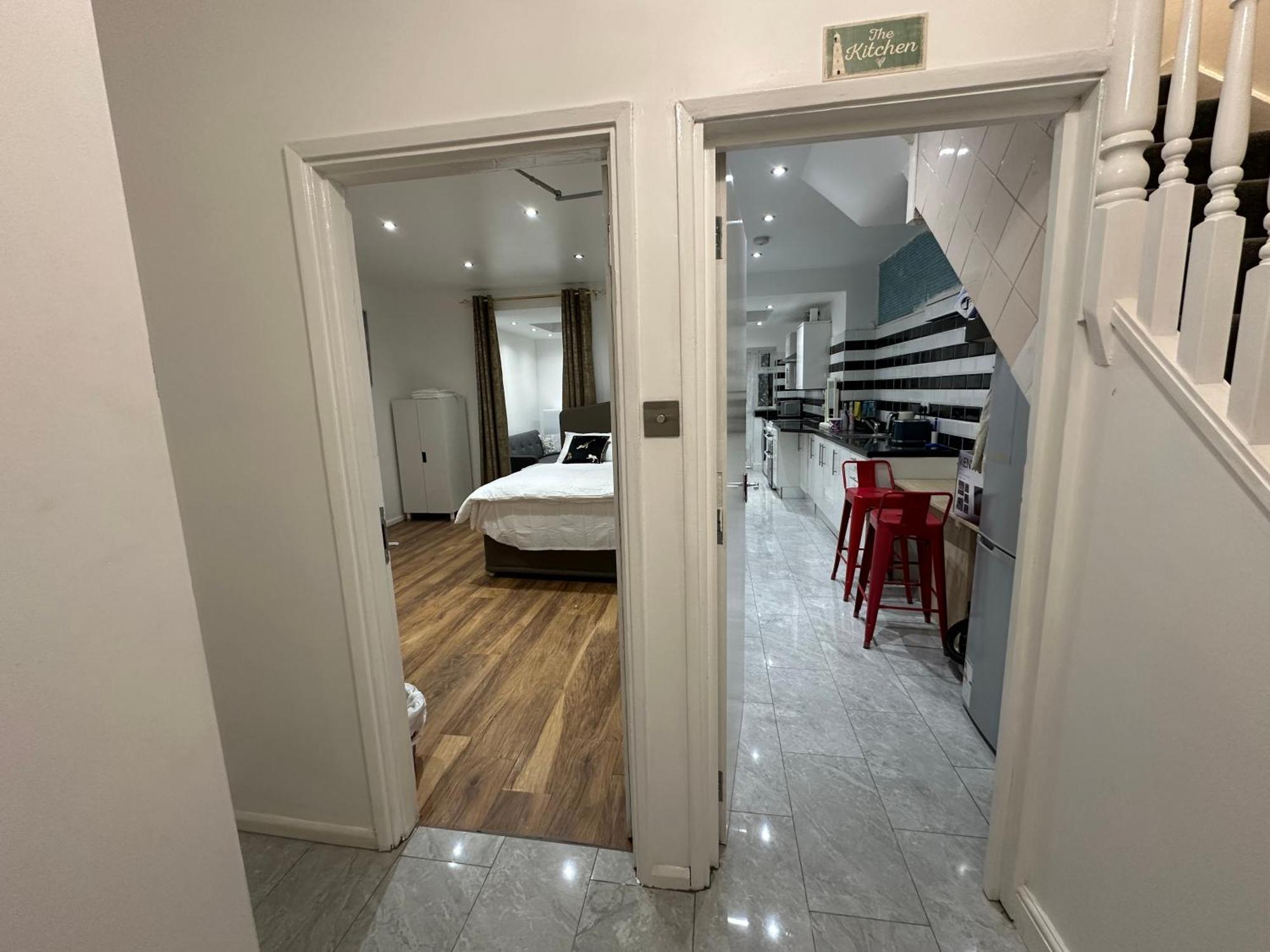 4Th Studio Flat With Private Own Bathroom A London Luxury Family Home Setup And Furnished With Double Bed Plus A Double Futon-Sofa Bed A Single Futon Bed A Baby Cot And Garden And Free Parking Buitenkant foto