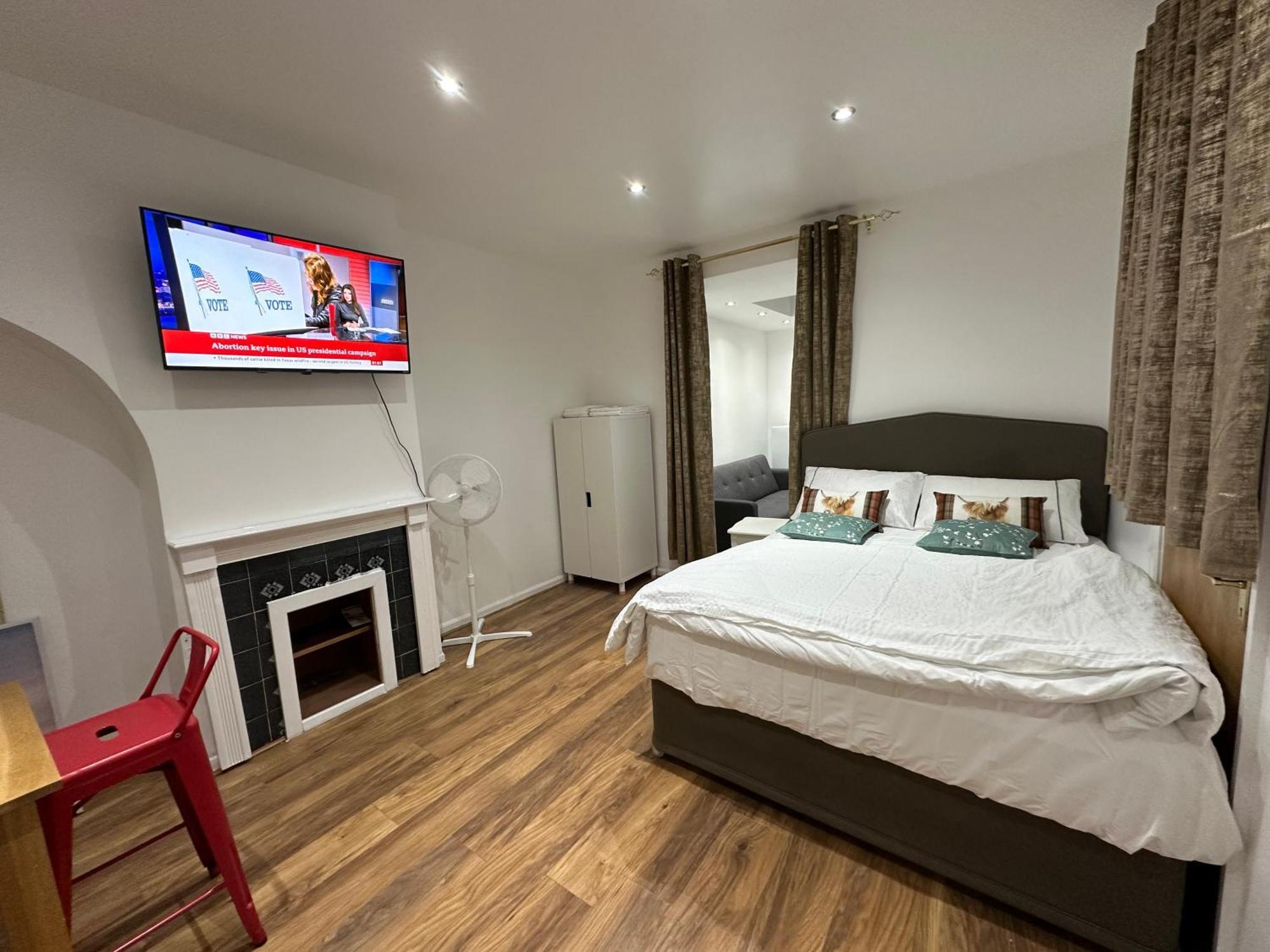 4Th Studio Flat With Private Own Bathroom A London Luxury Family Home Setup And Furnished With Double Bed Plus A Double Futon-Sofa Bed A Single Futon Bed A Baby Cot And Garden And Free Parking Buitenkant foto