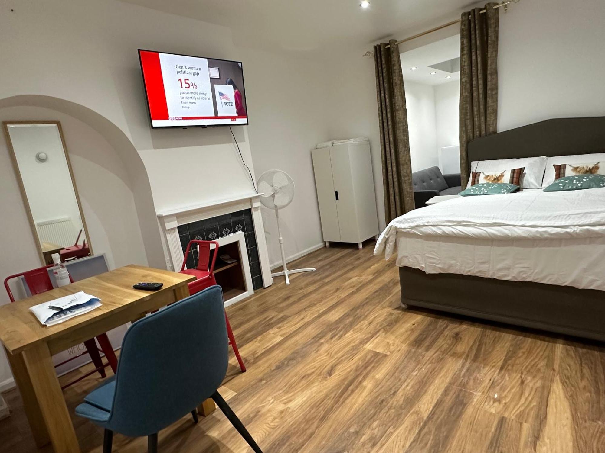 4Th Studio Flat With Private Own Bathroom A London Luxury Family Home Setup And Furnished With Double Bed Plus A Double Futon-Sofa Bed A Single Futon Bed A Baby Cot And Garden And Free Parking Buitenkant foto
