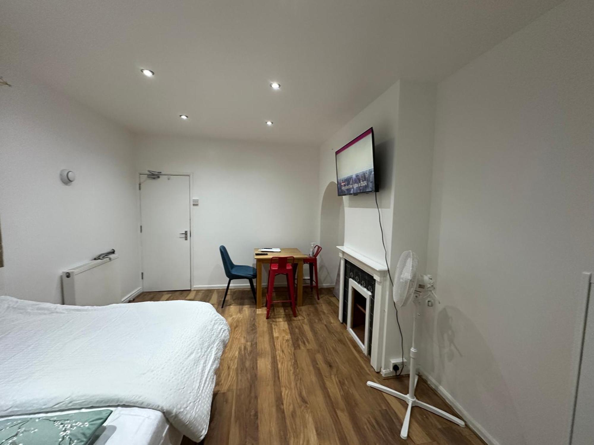 4Th Studio Flat With Private Own Bathroom A London Luxury Family Home Setup And Furnished With Double Bed Plus A Double Futon-Sofa Bed A Single Futon Bed A Baby Cot And Garden And Free Parking Buitenkant foto