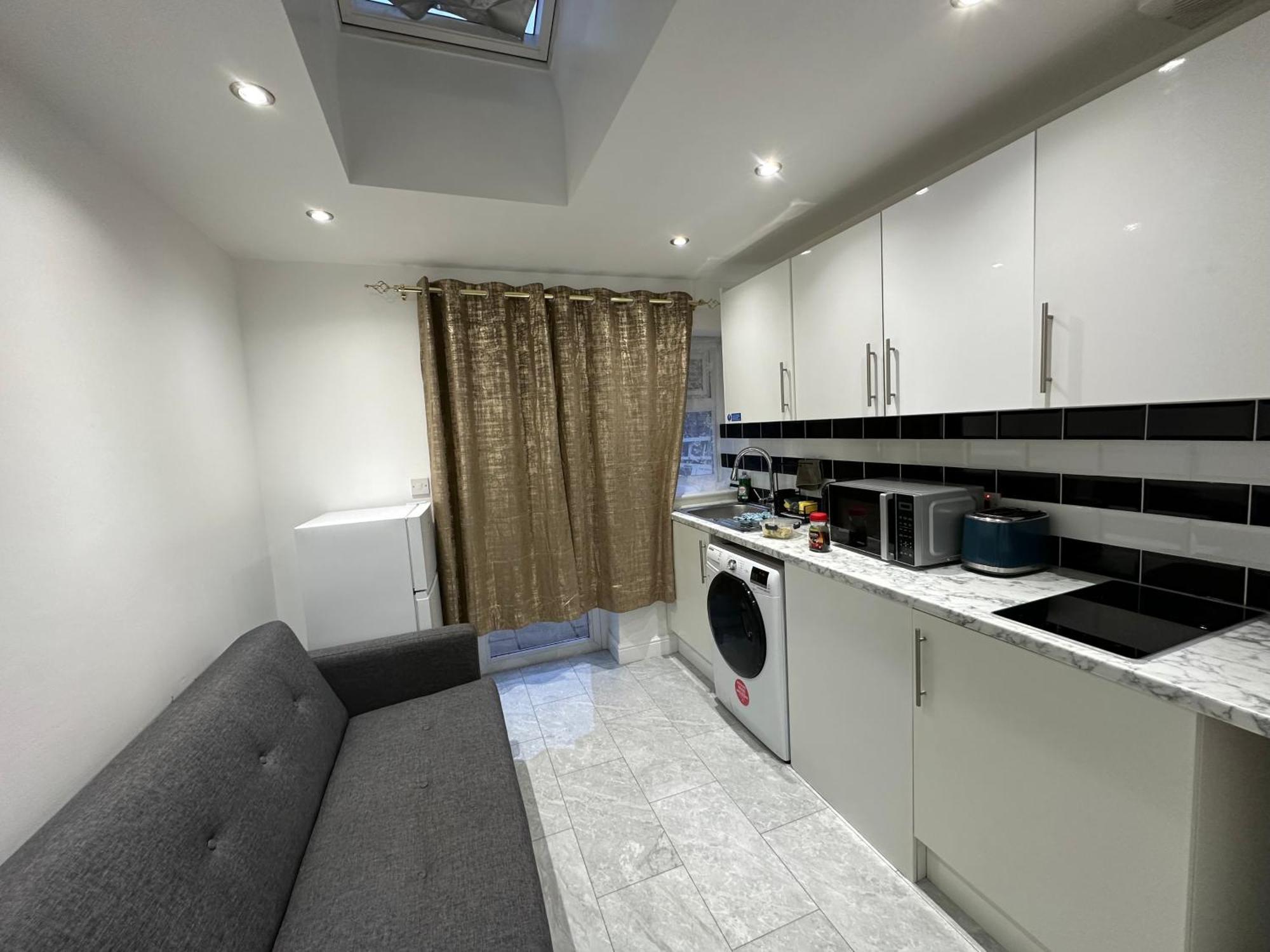 4Th Studio Flat With Private Own Bathroom A London Luxury Family Home Setup And Furnished With Double Bed Plus A Double Futon-Sofa Bed A Single Futon Bed A Baby Cot And Garden And Free Parking Buitenkant foto