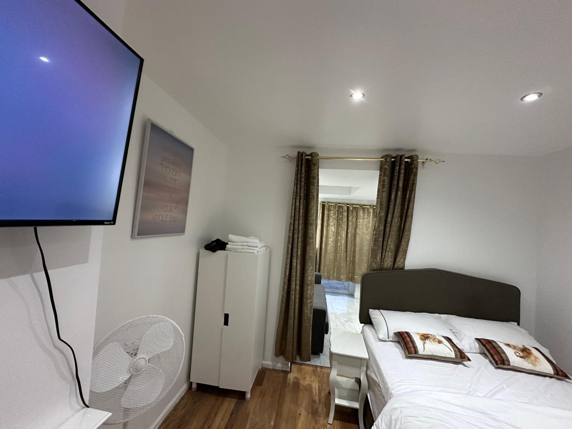 4Th Studio Flat With Private Own Bathroom A London Luxury Family Home Setup And Furnished With Double Bed Plus A Double Futon-Sofa Bed A Single Futon Bed A Baby Cot And Garden And Free Parking Buitenkant foto