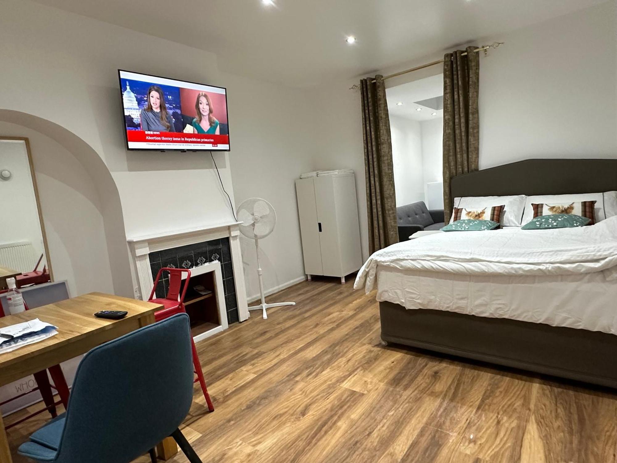 4Th Studio Flat With Private Own Bathroom A London Luxury Family Home Setup And Furnished With Double Bed Plus A Double Futon-Sofa Bed A Single Futon Bed A Baby Cot And Garden And Free Parking Buitenkant foto
