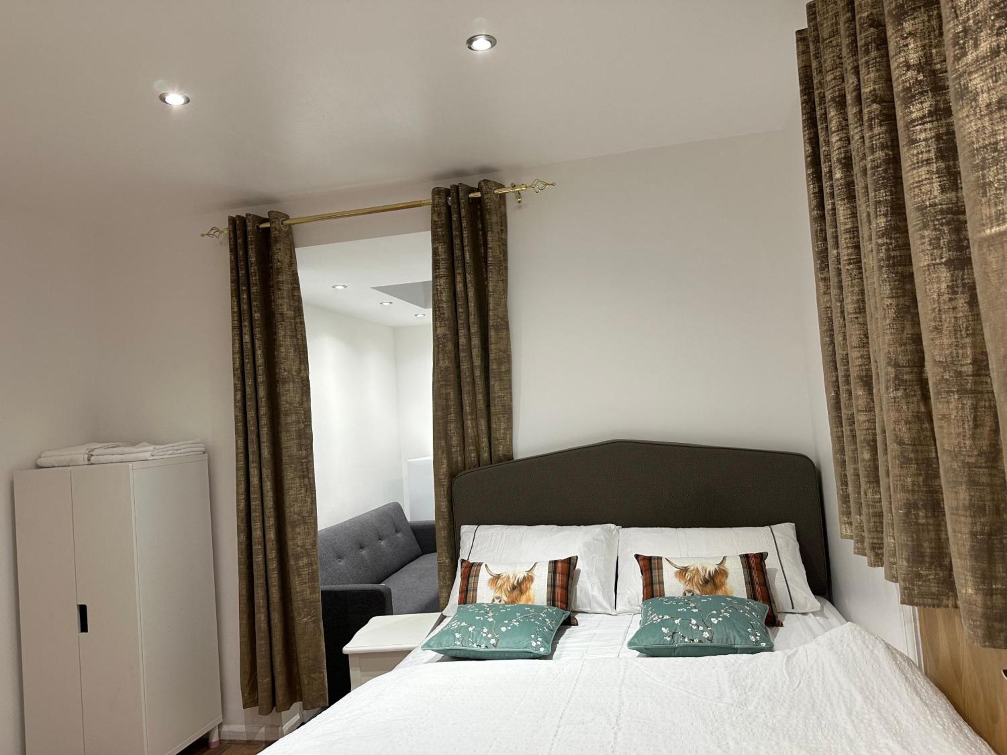 4Th Studio Flat With Private Own Bathroom A London Luxury Family Home Setup And Furnished With Double Bed Plus A Double Futon-Sofa Bed A Single Futon Bed A Baby Cot And Garden And Free Parking Buitenkant foto
