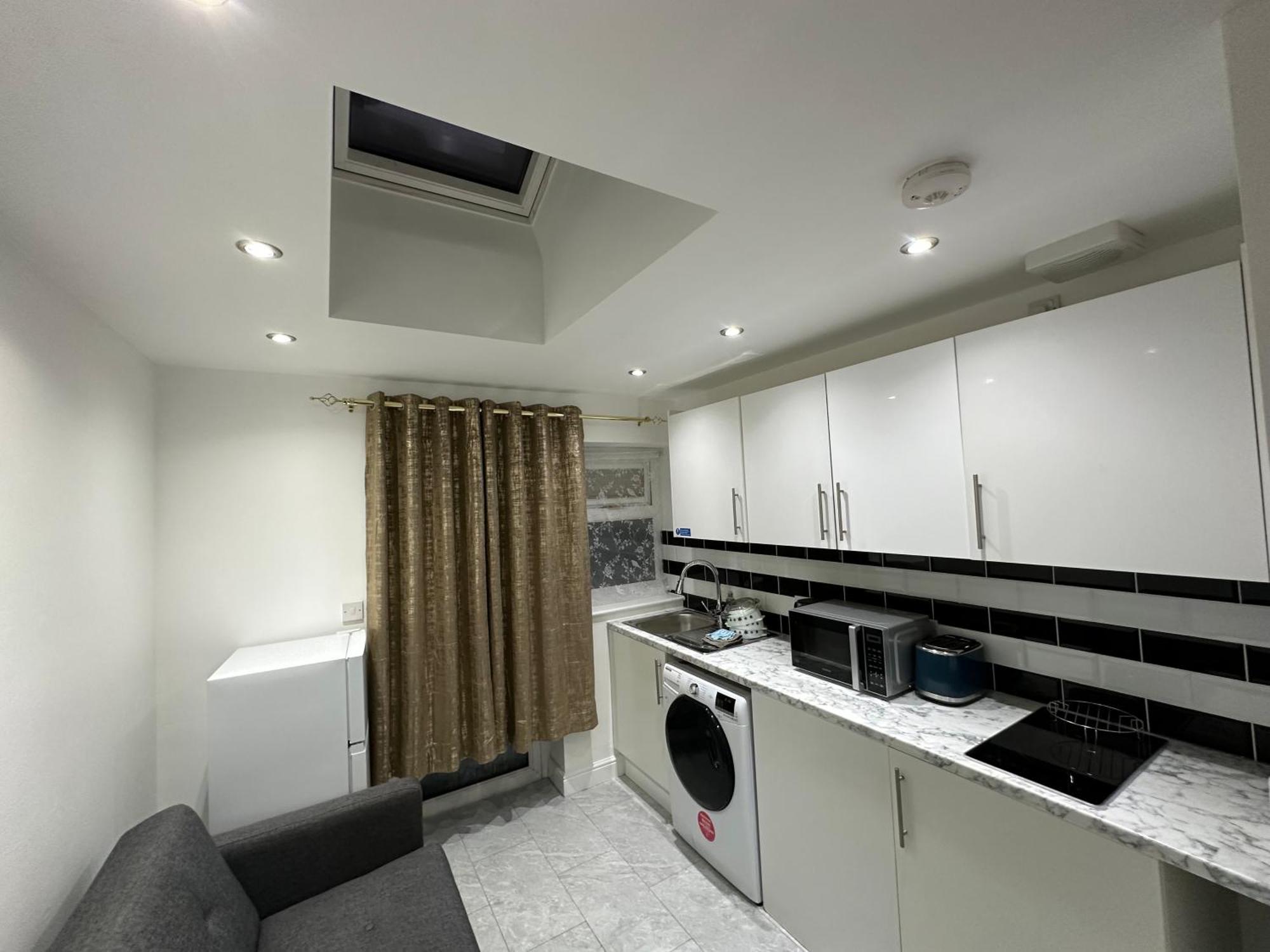 4Th Studio Flat With Private Own Bathroom A London Luxury Family Home Setup And Furnished With Double Bed Plus A Double Futon-Sofa Bed A Single Futon Bed A Baby Cot And Garden And Free Parking Buitenkant foto