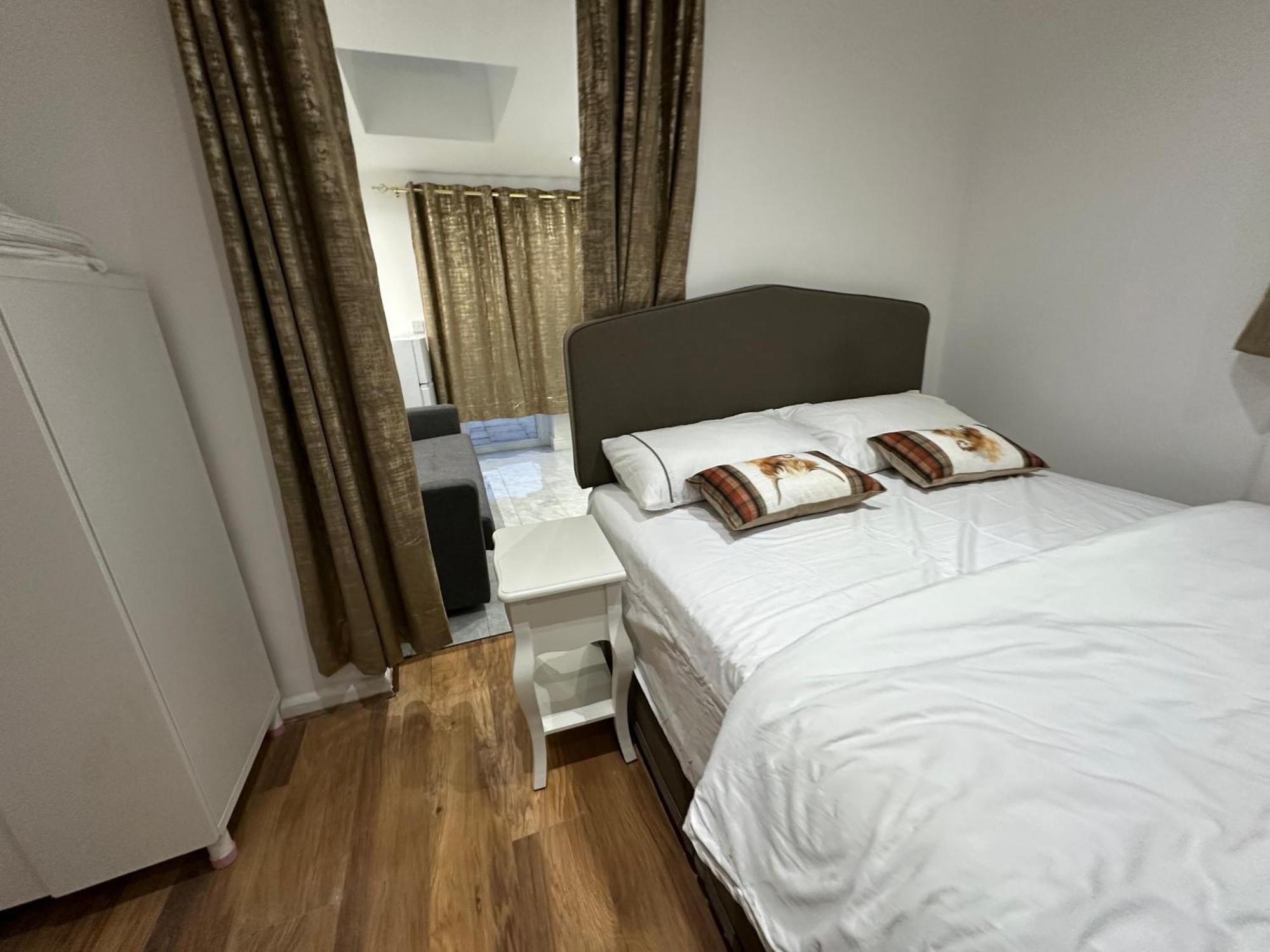 4Th Studio Flat With Private Own Bathroom A London Luxury Family Home Setup And Furnished With Double Bed Plus A Double Futon-Sofa Bed A Single Futon Bed A Baby Cot And Garden And Free Parking Buitenkant foto