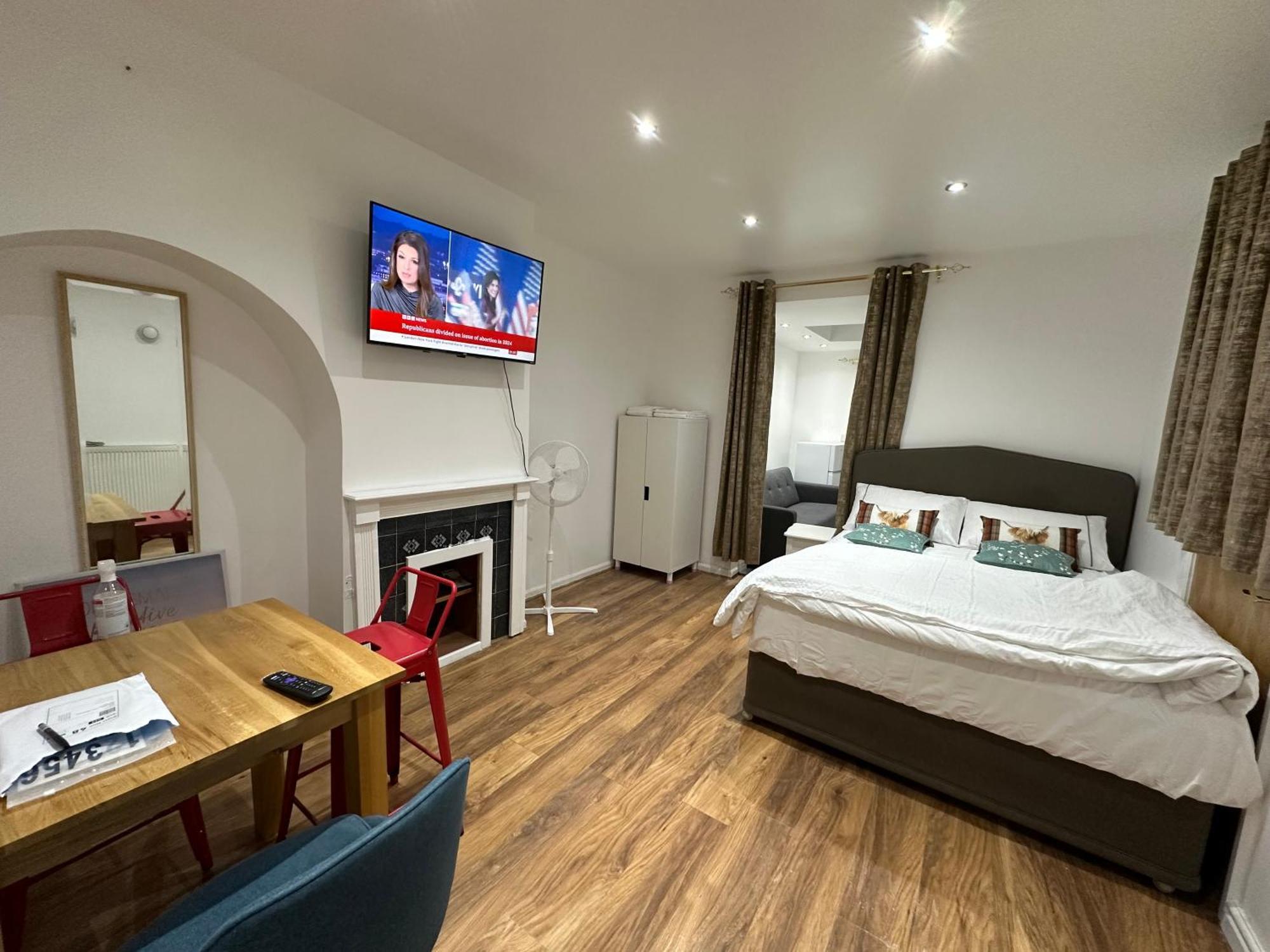 4Th Studio Flat With Private Own Bathroom A London Luxury Family Home Setup And Furnished With Double Bed Plus A Double Futon-Sofa Bed A Single Futon Bed A Baby Cot And Garden And Free Parking Buitenkant foto