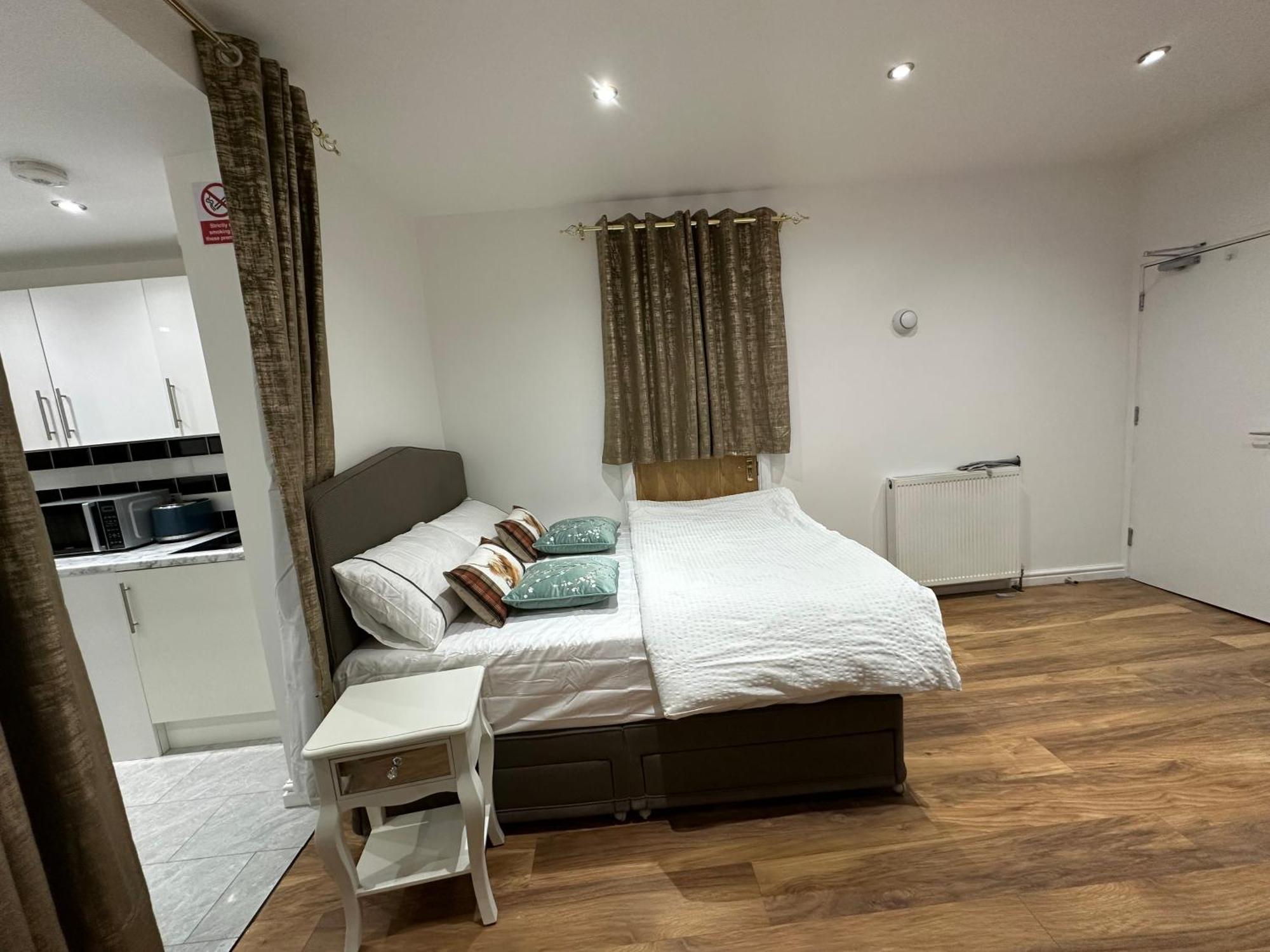 4Th Studio Flat With Private Own Bathroom A London Luxury Family Home Setup And Furnished With Double Bed Plus A Double Futon-Sofa Bed A Single Futon Bed A Baby Cot And Garden And Free Parking Buitenkant foto