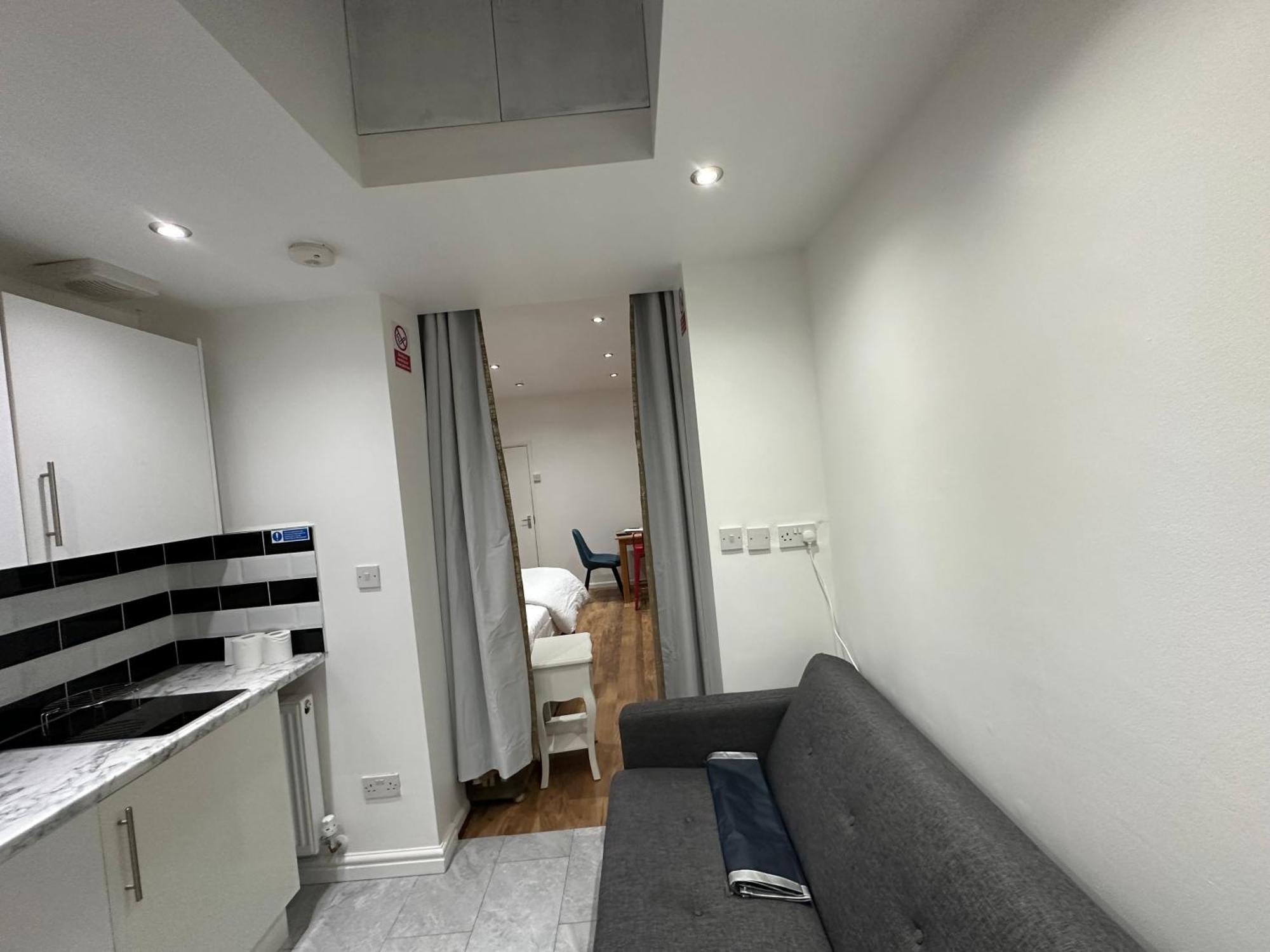 4Th Studio Flat With Private Own Bathroom A London Luxury Family Home Setup And Furnished With Double Bed Plus A Double Futon-Sofa Bed A Single Futon Bed A Baby Cot And Garden And Free Parking Buitenkant foto