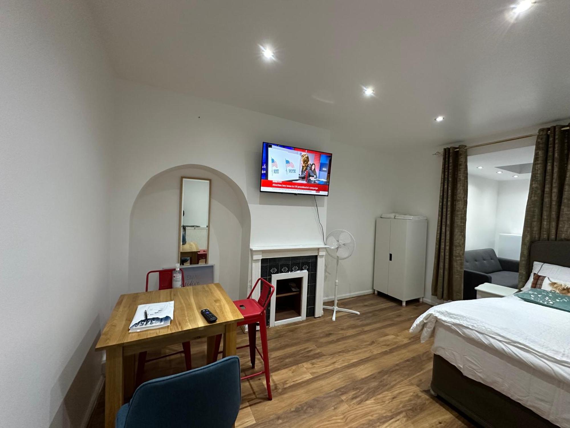 4Th Studio Flat With Private Own Bathroom A London Luxury Family Home Setup And Furnished With Double Bed Plus A Double Futon-Sofa Bed A Single Futon Bed A Baby Cot And Garden And Free Parking Buitenkant foto