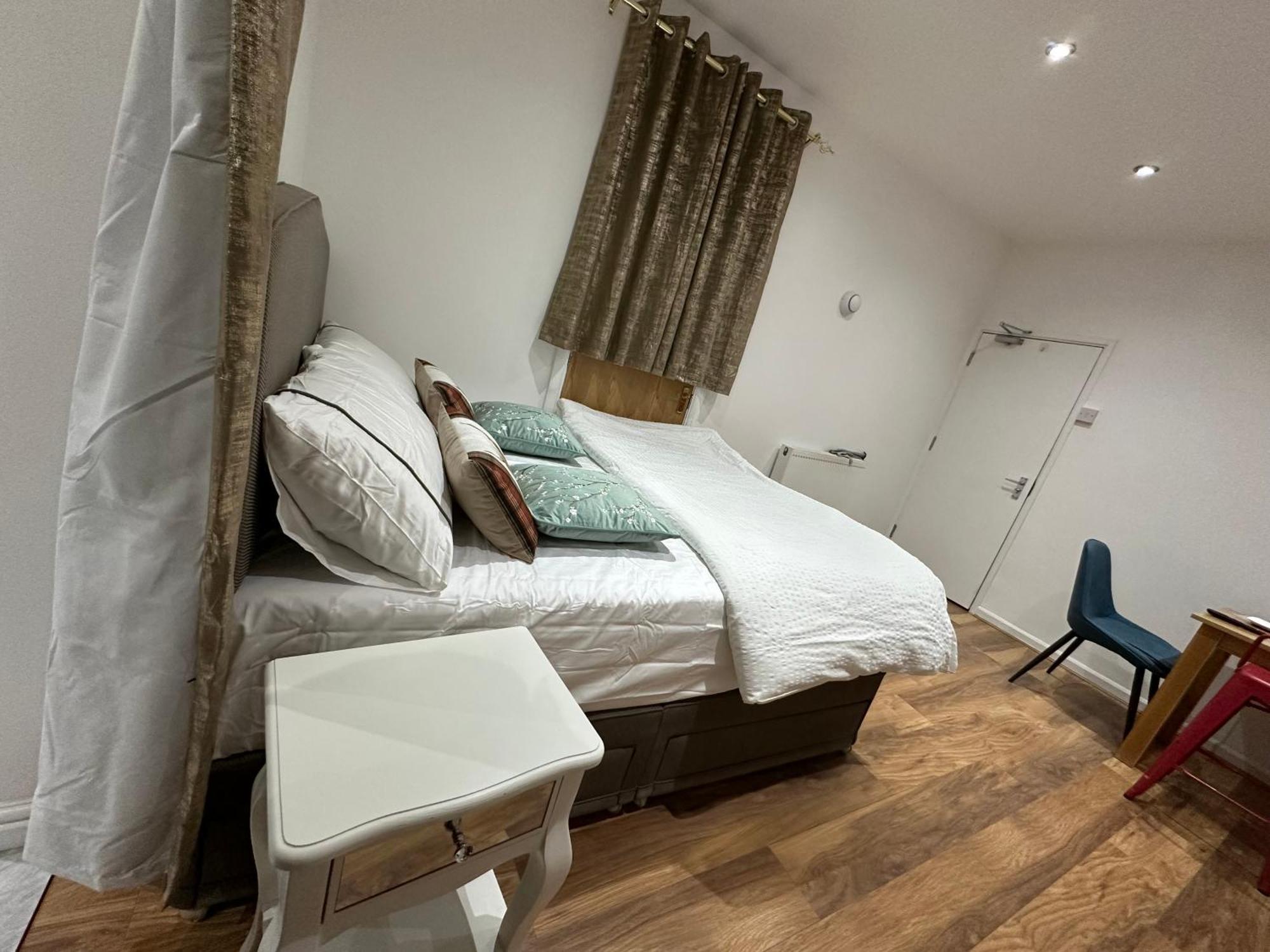4Th Studio Flat With Private Own Bathroom A London Luxury Family Home Setup And Furnished With Double Bed Plus A Double Futon-Sofa Bed A Single Futon Bed A Baby Cot And Garden And Free Parking Buitenkant foto