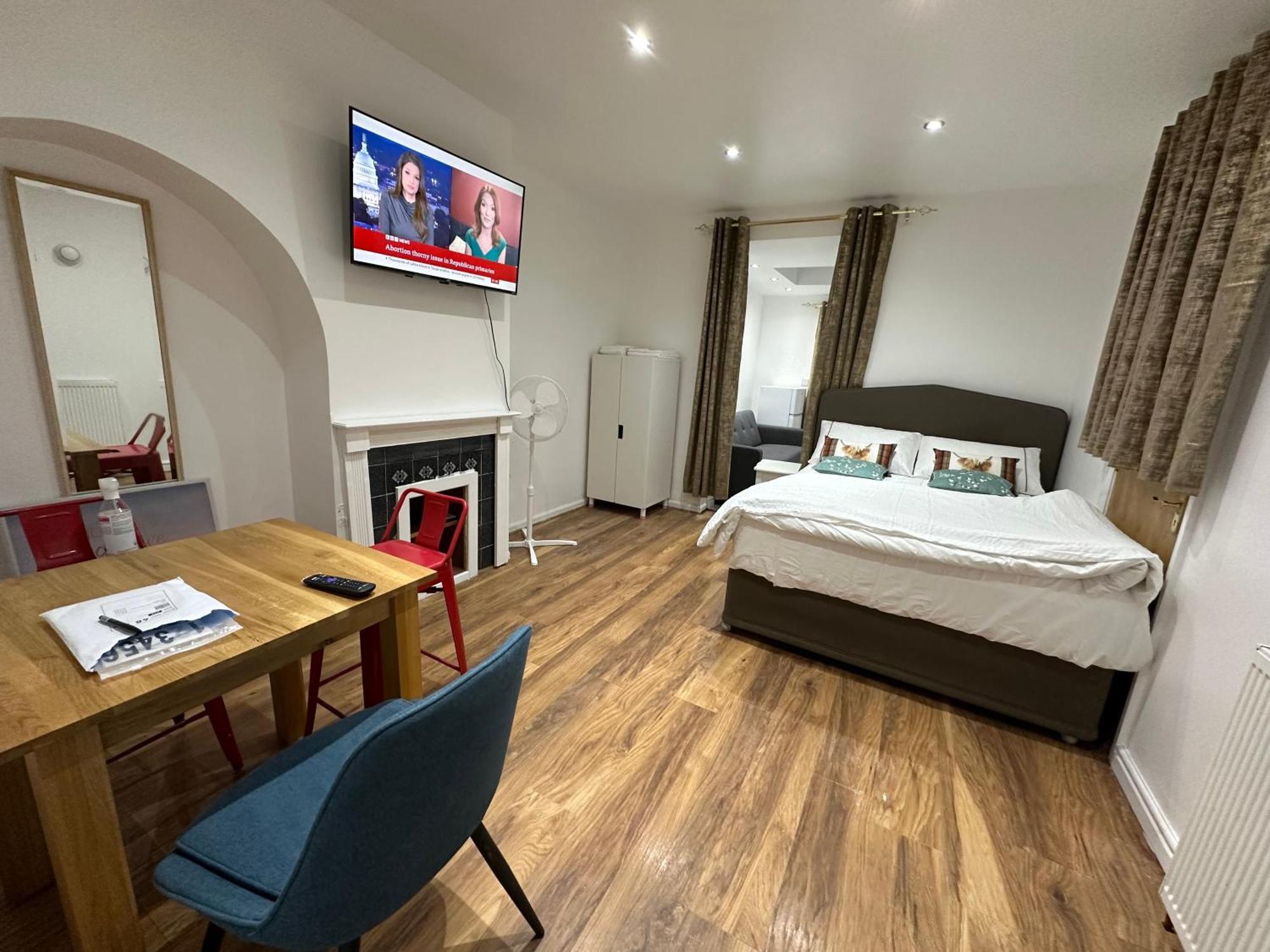 4Th Studio Flat With Private Own Bathroom A London Luxury Family Home Setup And Furnished With Double Bed Plus A Double Futon-Sofa Bed A Single Futon Bed A Baby Cot And Garden And Free Parking Buitenkant foto