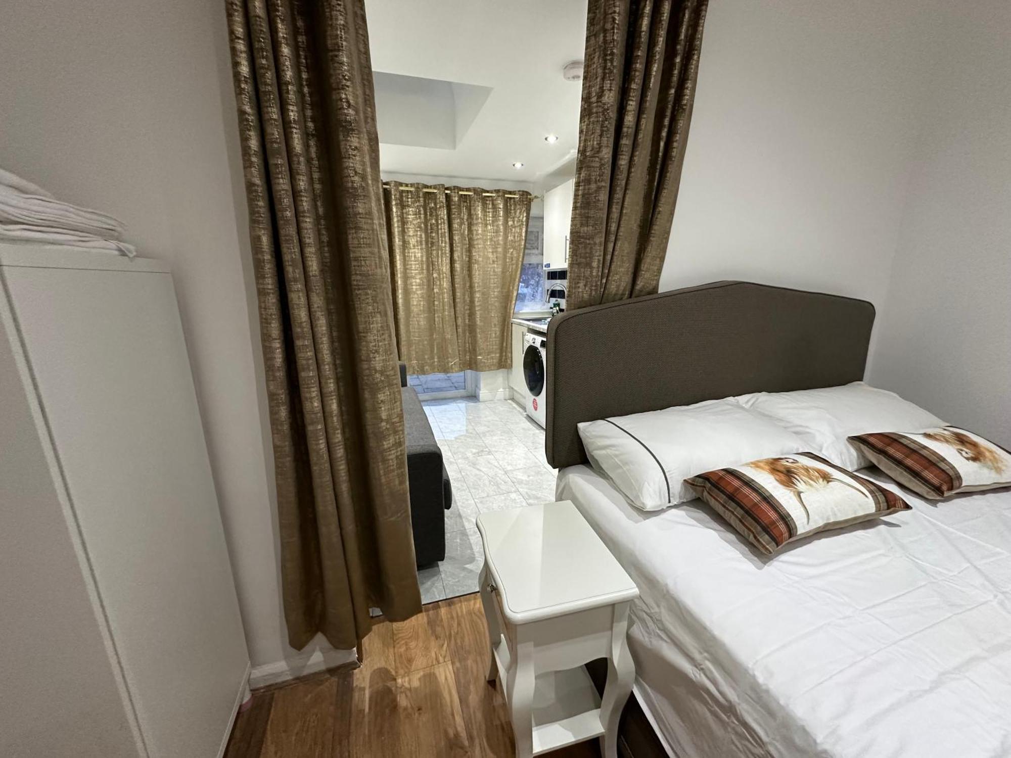 4Th Studio Flat With Private Own Bathroom A London Luxury Family Home Setup And Furnished With Double Bed Plus A Double Futon-Sofa Bed A Single Futon Bed A Baby Cot And Garden And Free Parking Buitenkant foto