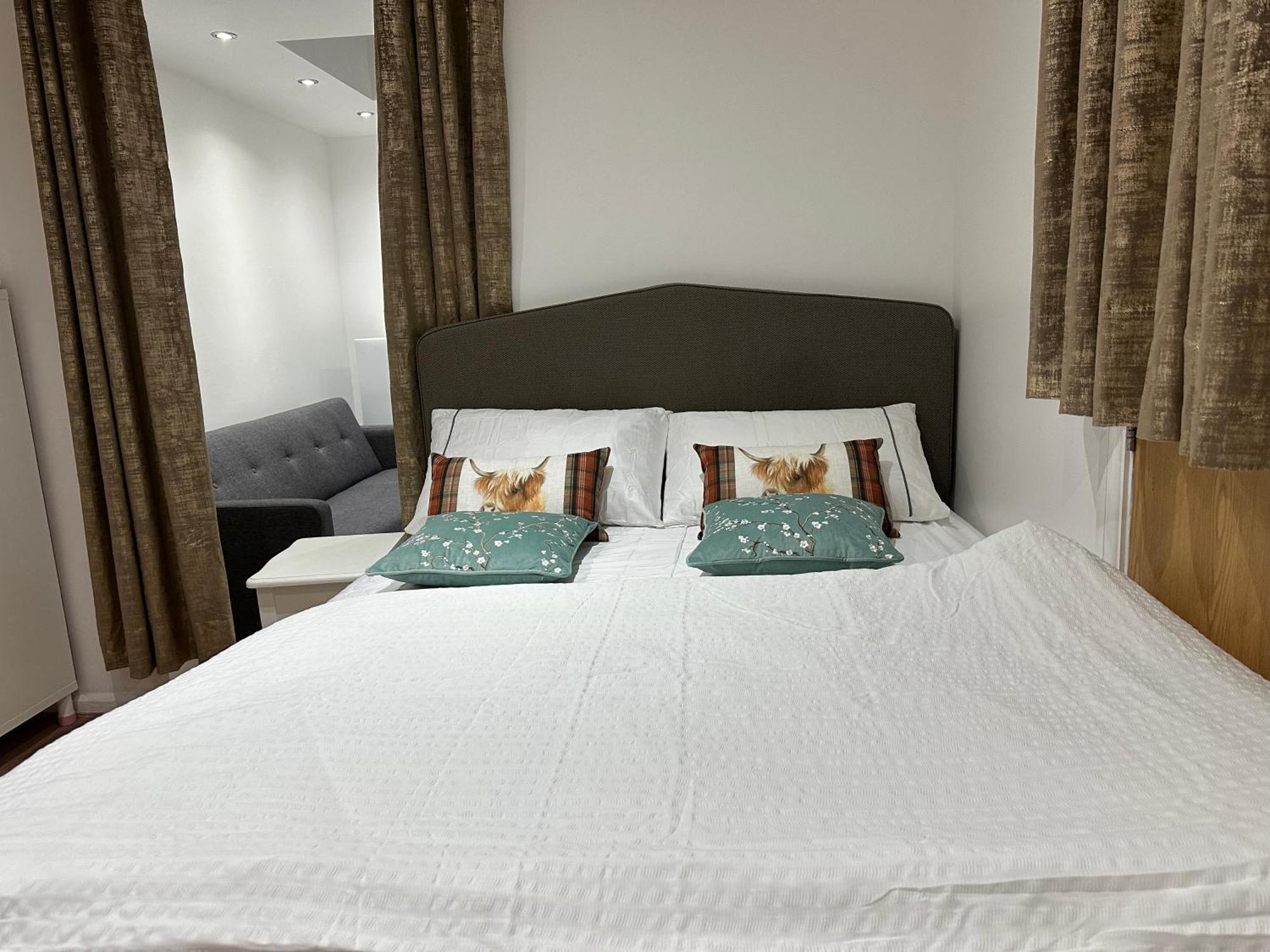 4Th Studio Flat With Private Own Bathroom A London Luxury Family Home Setup And Furnished With Double Bed Plus A Double Futon-Sofa Bed A Single Futon Bed A Baby Cot And Garden And Free Parking Buitenkant foto