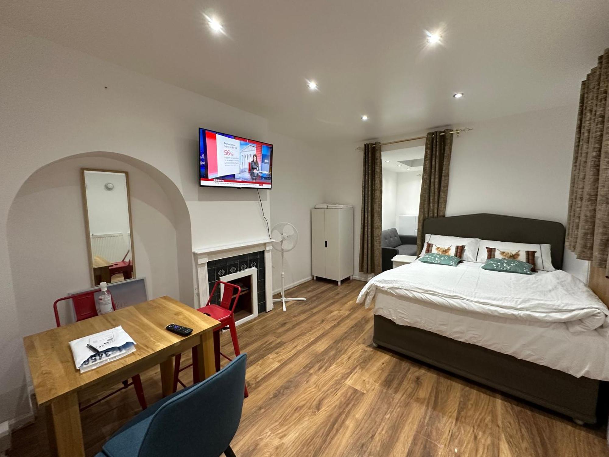 4Th Studio Flat With Private Own Bathroom A London Luxury Family Home Setup And Furnished With Double Bed Plus A Double Futon-Sofa Bed A Single Futon Bed A Baby Cot And Garden And Free Parking Buitenkant foto