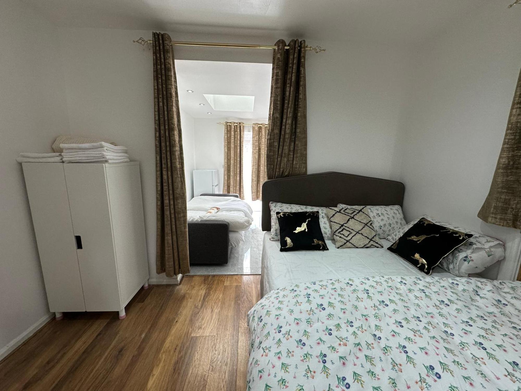 4Th Studio Flat With Private Own Bathroom A London Luxury Family Home Setup And Furnished With Double Bed Plus A Double Futon-Sofa Bed A Single Futon Bed A Baby Cot And Garden And Free Parking Buitenkant foto