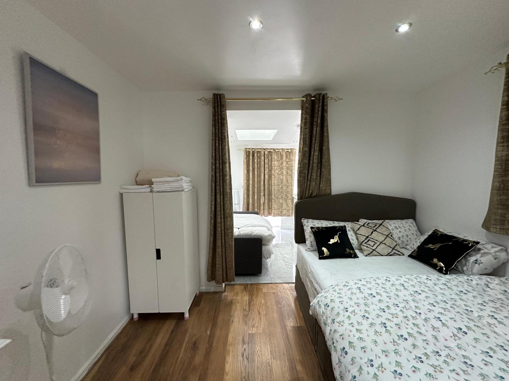 4Th Studio Flat With Private Own Bathroom A London Luxury Family Home Setup And Furnished With Double Bed Plus A Double Futon-Sofa Bed A Single Futon Bed A Baby Cot And Garden And Free Parking Buitenkant foto