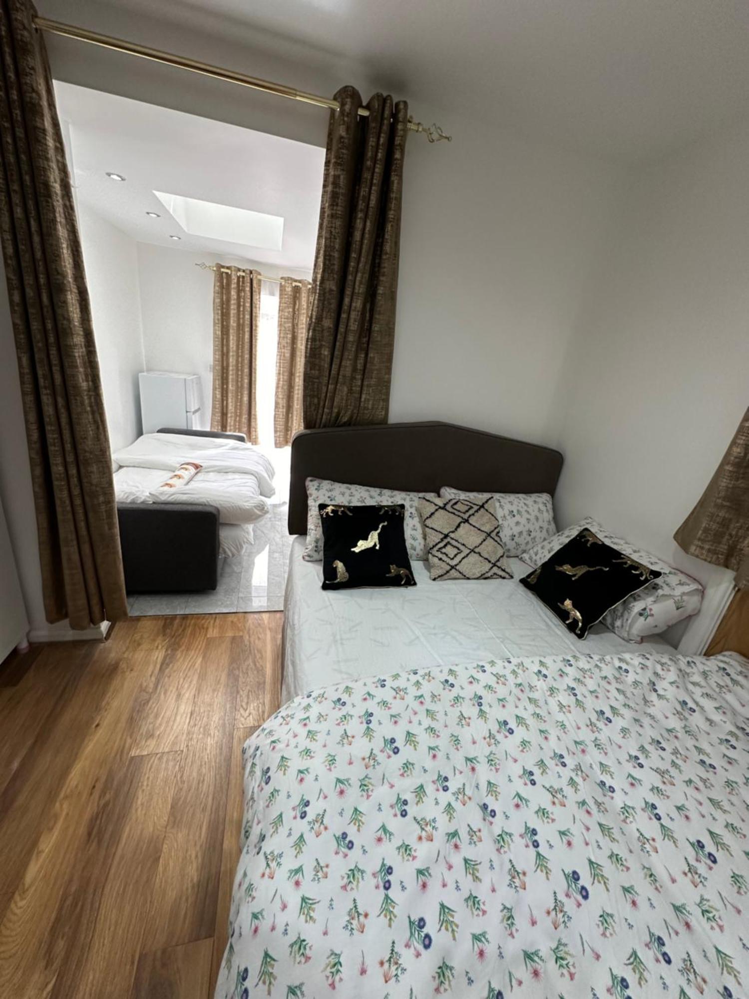 4Th Studio Flat With Private Own Bathroom A London Luxury Family Home Setup And Furnished With Double Bed Plus A Double Futon-Sofa Bed A Single Futon Bed A Baby Cot And Garden And Free Parking Buitenkant foto