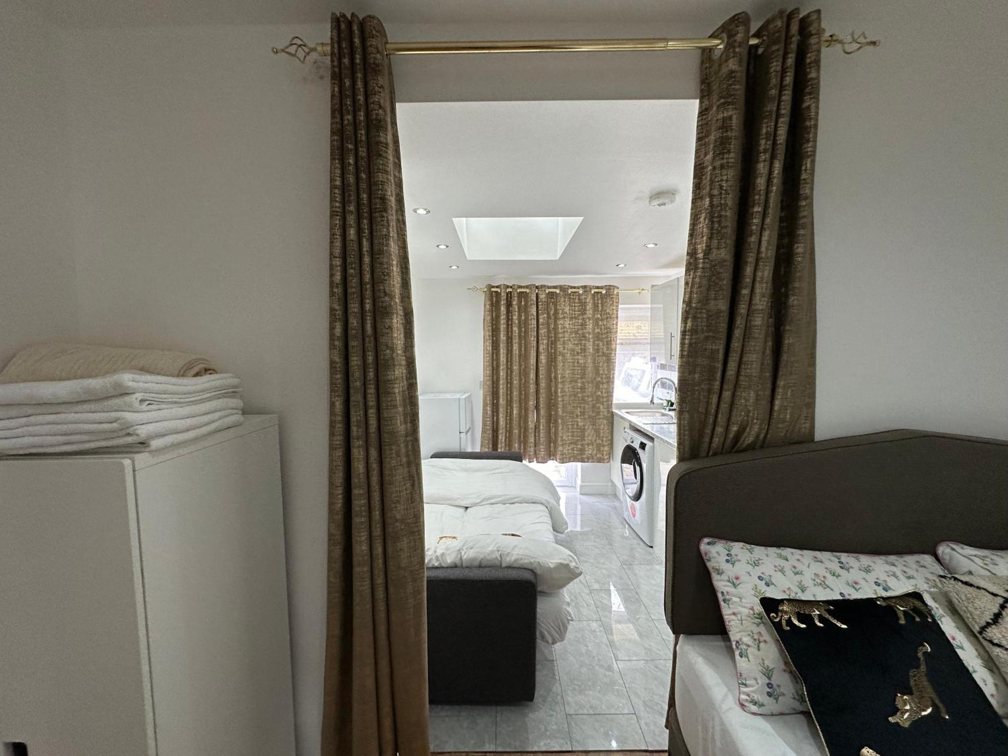 4Th Studio Flat With Private Own Bathroom A London Luxury Family Home Setup And Furnished With Double Bed Plus A Double Futon-Sofa Bed A Single Futon Bed A Baby Cot And Garden And Free Parking Buitenkant foto