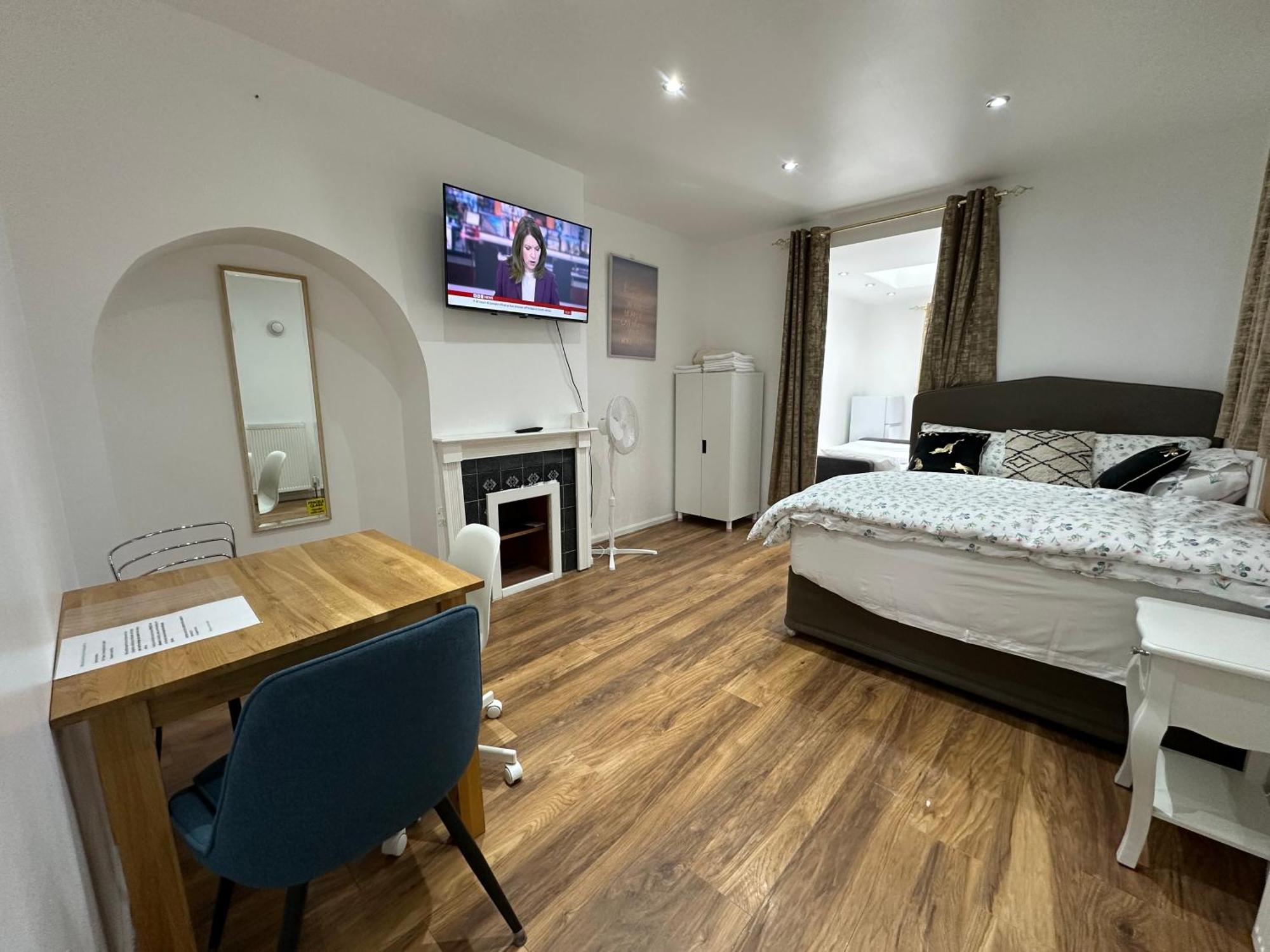 4Th Studio Flat With Private Own Bathroom A London Luxury Family Home Setup And Furnished With Double Bed Plus A Double Futon-Sofa Bed A Single Futon Bed A Baby Cot And Garden And Free Parking Buitenkant foto