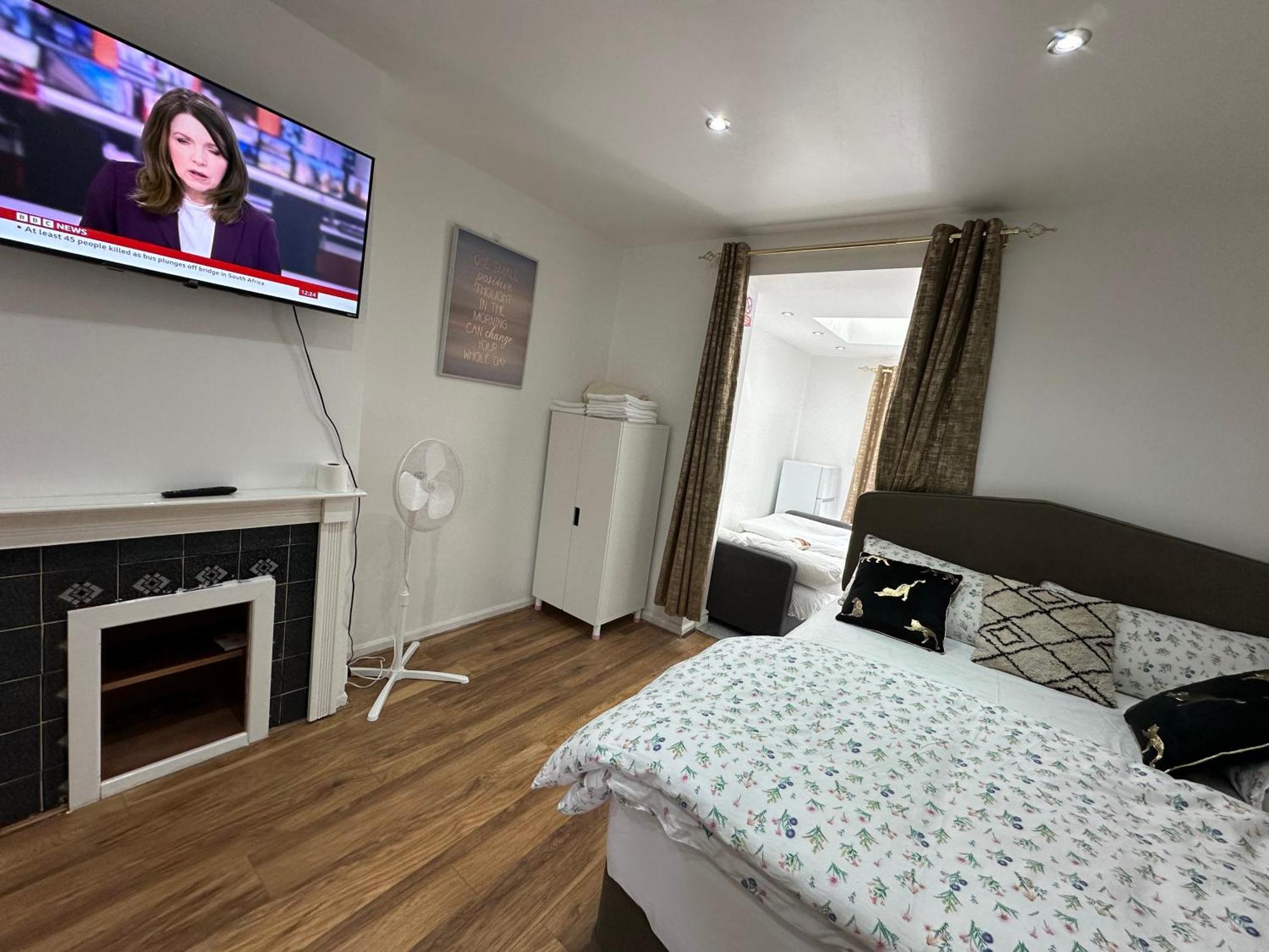 4Th Studio Flat With Private Own Bathroom A London Luxury Family Home Setup And Furnished With Double Bed Plus A Double Futon-Sofa Bed A Single Futon Bed A Baby Cot And Garden And Free Parking Buitenkant foto