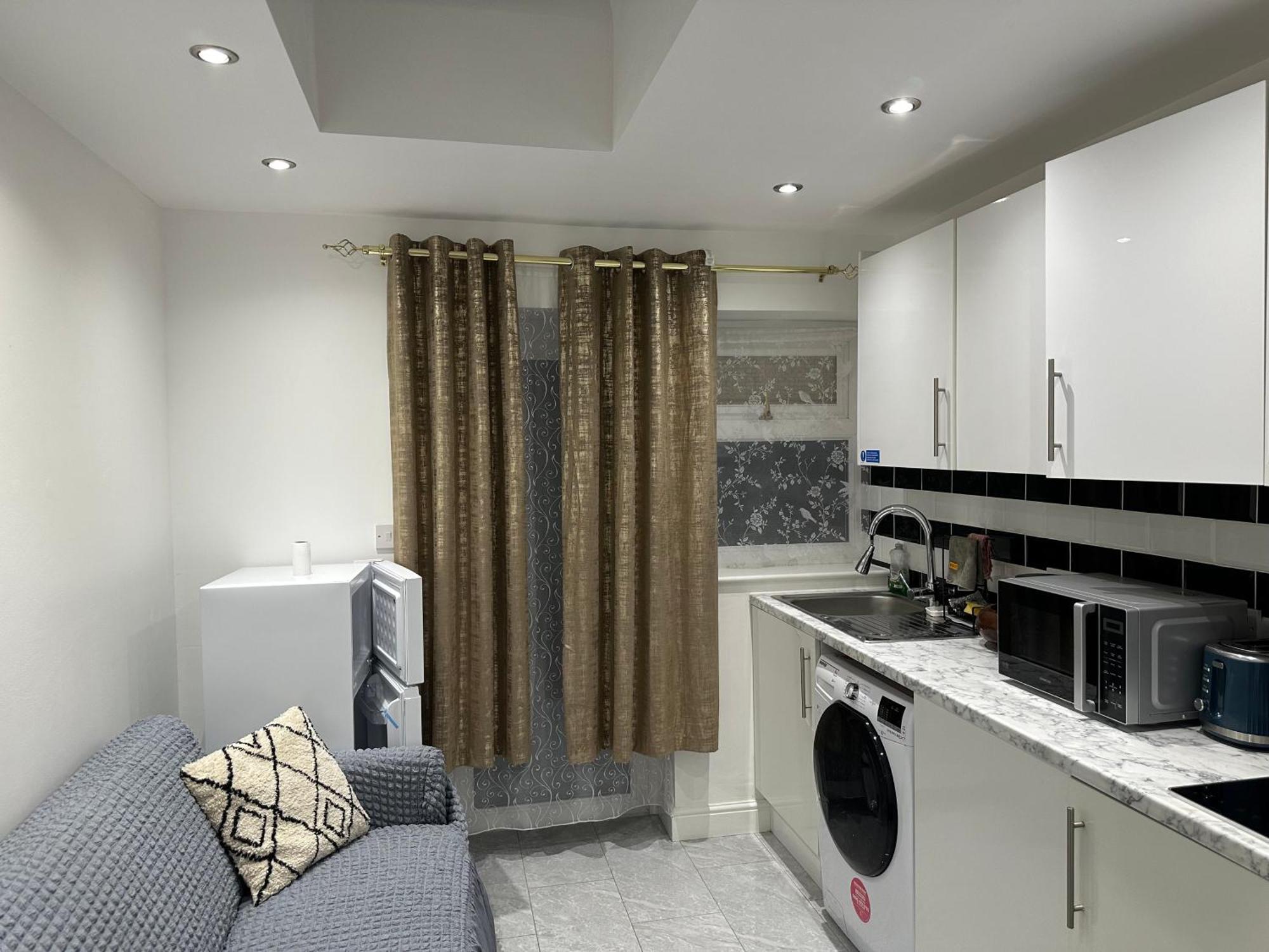 4Th Studio Flat With Private Own Bathroom A London Luxury Family Home Setup And Furnished With Double Bed Plus A Double Futon-Sofa Bed A Single Futon Bed A Baby Cot And Garden And Free Parking Buitenkant foto