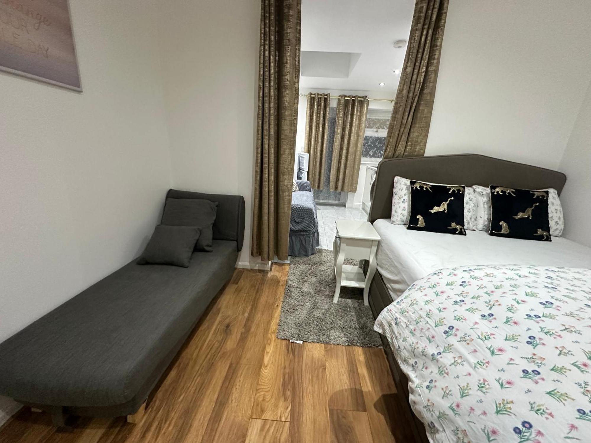 4Th Studio Flat With Private Own Bathroom A London Luxury Family Home Setup And Furnished With Double Bed Plus A Double Futon-Sofa Bed A Single Futon Bed A Baby Cot And Garden And Free Parking Buitenkant foto