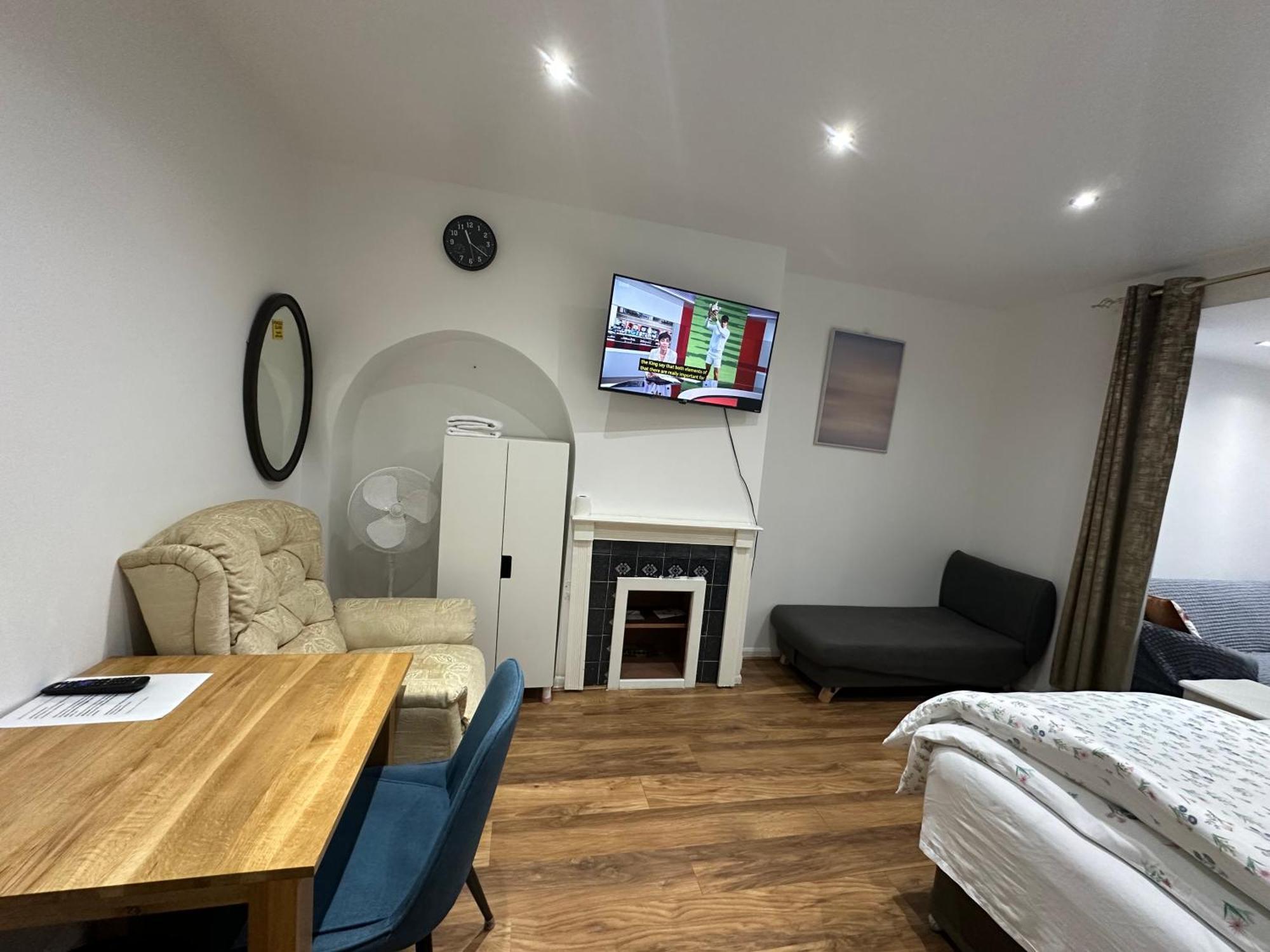 4Th Studio Flat With Private Own Bathroom A London Luxury Family Home Setup And Furnished With Double Bed Plus A Double Futon-Sofa Bed A Single Futon Bed A Baby Cot And Garden And Free Parking Buitenkant foto