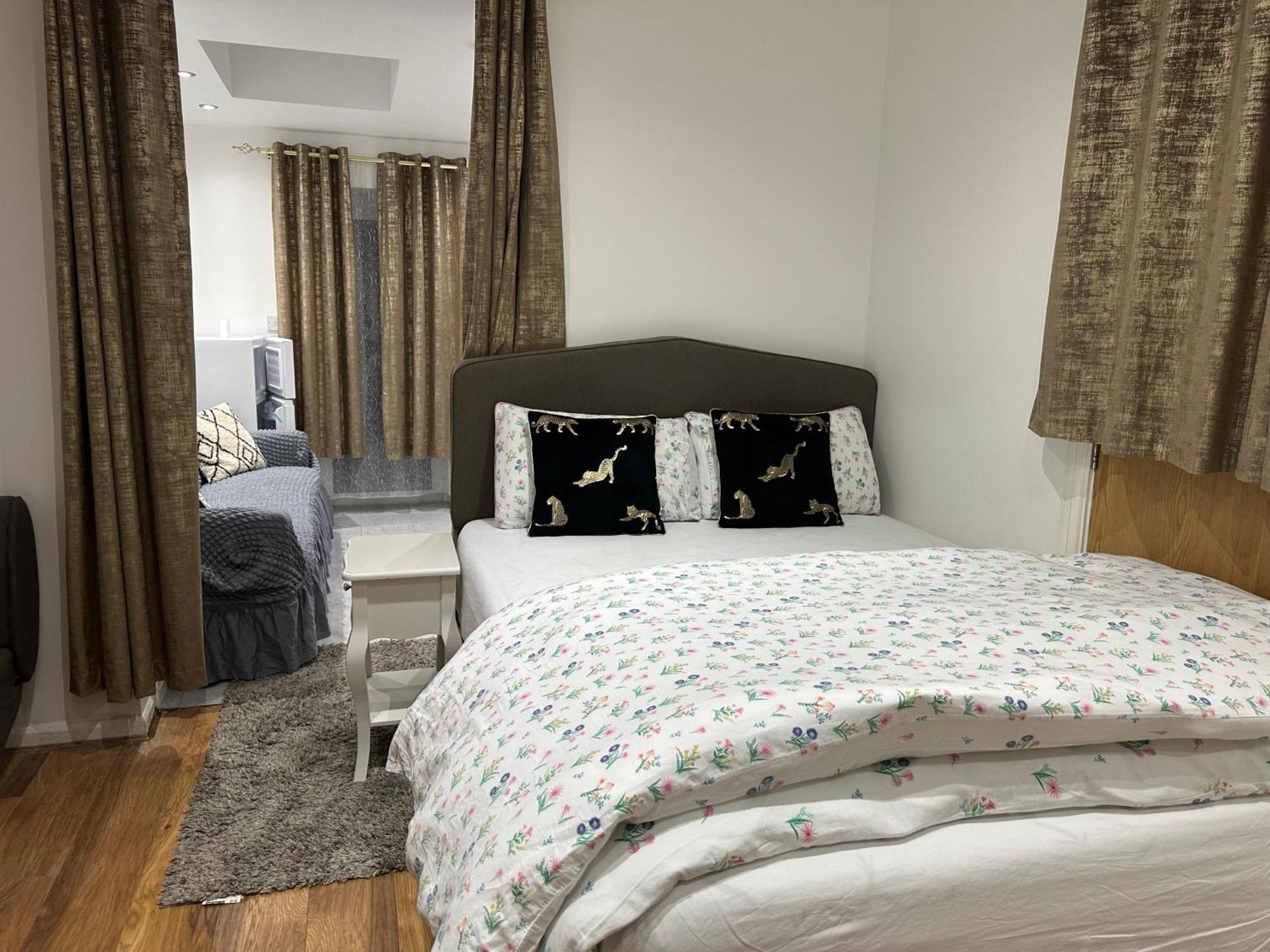 4Th Studio Flat With Private Own Bathroom A London Luxury Family Home Setup And Furnished With Double Bed Plus A Double Futon-Sofa Bed A Single Futon Bed A Baby Cot And Garden And Free Parking Buitenkant foto