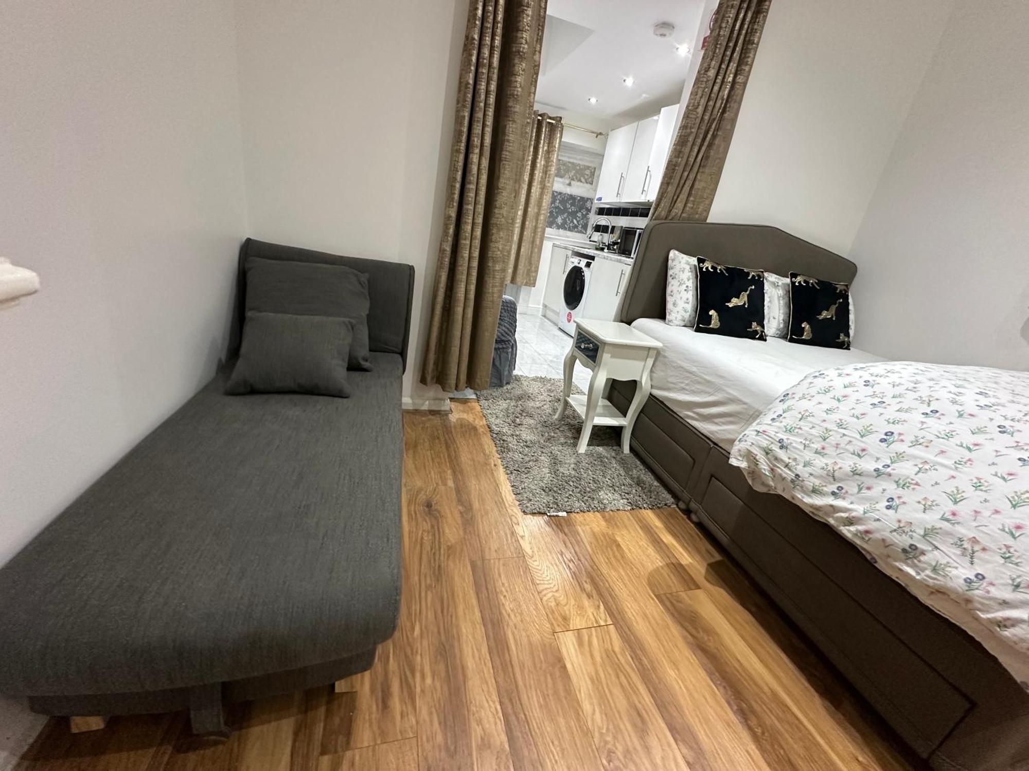 4Th Studio Flat With Private Own Bathroom A London Luxury Family Home Setup And Furnished With Double Bed Plus A Double Futon-Sofa Bed A Single Futon Bed A Baby Cot And Garden And Free Parking Buitenkant foto