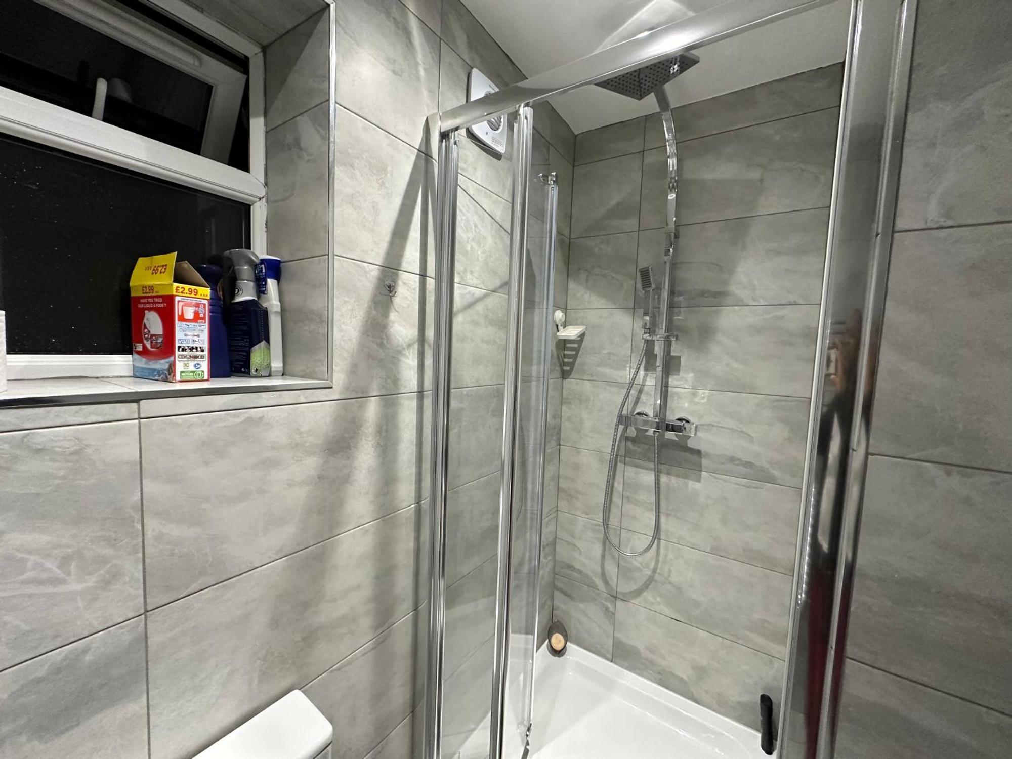 4Th Studio Flat With Private Own Bathroom A London Luxury Family Home Setup And Furnished With Double Bed Plus A Double Futon-Sofa Bed A Single Futon Bed A Baby Cot And Garden And Free Parking Buitenkant foto
